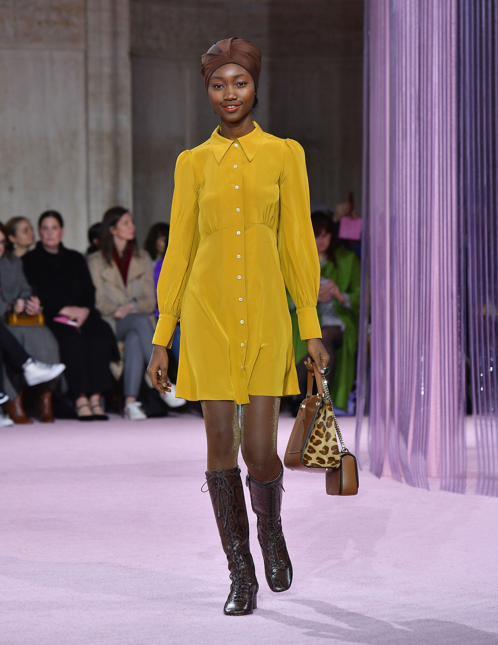Vestidos camiseros abotonados en amarillo. La combinación de colores tierra, y el animal print, un must para el invierno de Kate Spade 2019