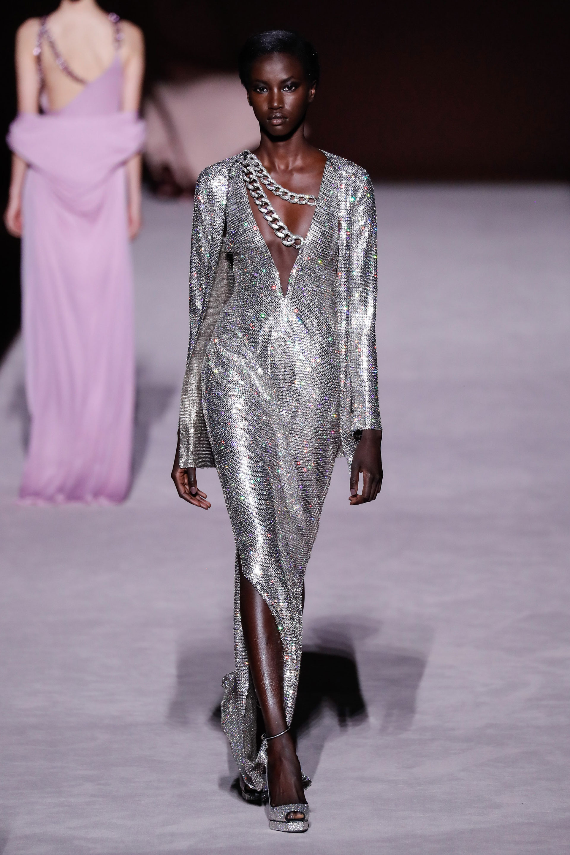 El vestido de paillettes fue el verdadero protagonista de la noche. Cerró la pasarela y desde la finalización del show, ya llevan vendidos 2 vestidos. ¿Su precio? 100.000 dólares.