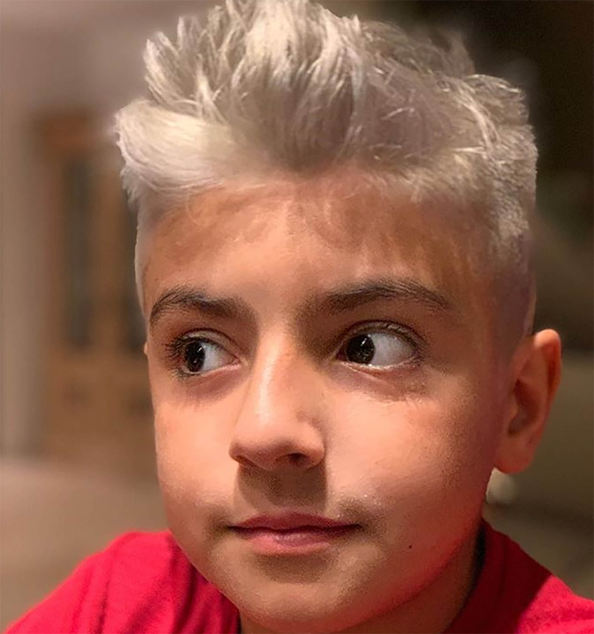 Benjamín Agüero, el hijo de Giannina Maradona y del “Kun” Agüero, siguió los pasos del padre y se tiñó el pelo de gris, al igual que el jugador del Manchester. La madre del nene recibió críticas por haberle cambiado el look a Benja y salió a defenderse en las redes(Foto: Instagram)