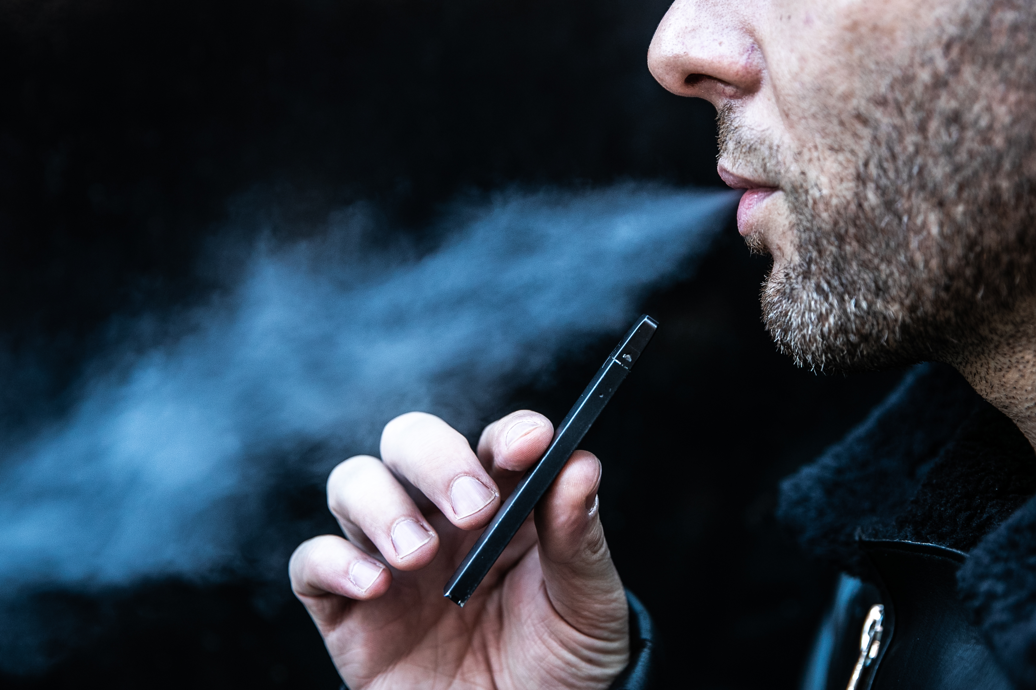 Un fumador de cigarrillo electrónico en Manhattan (Jeenah Moon/The New York Times)