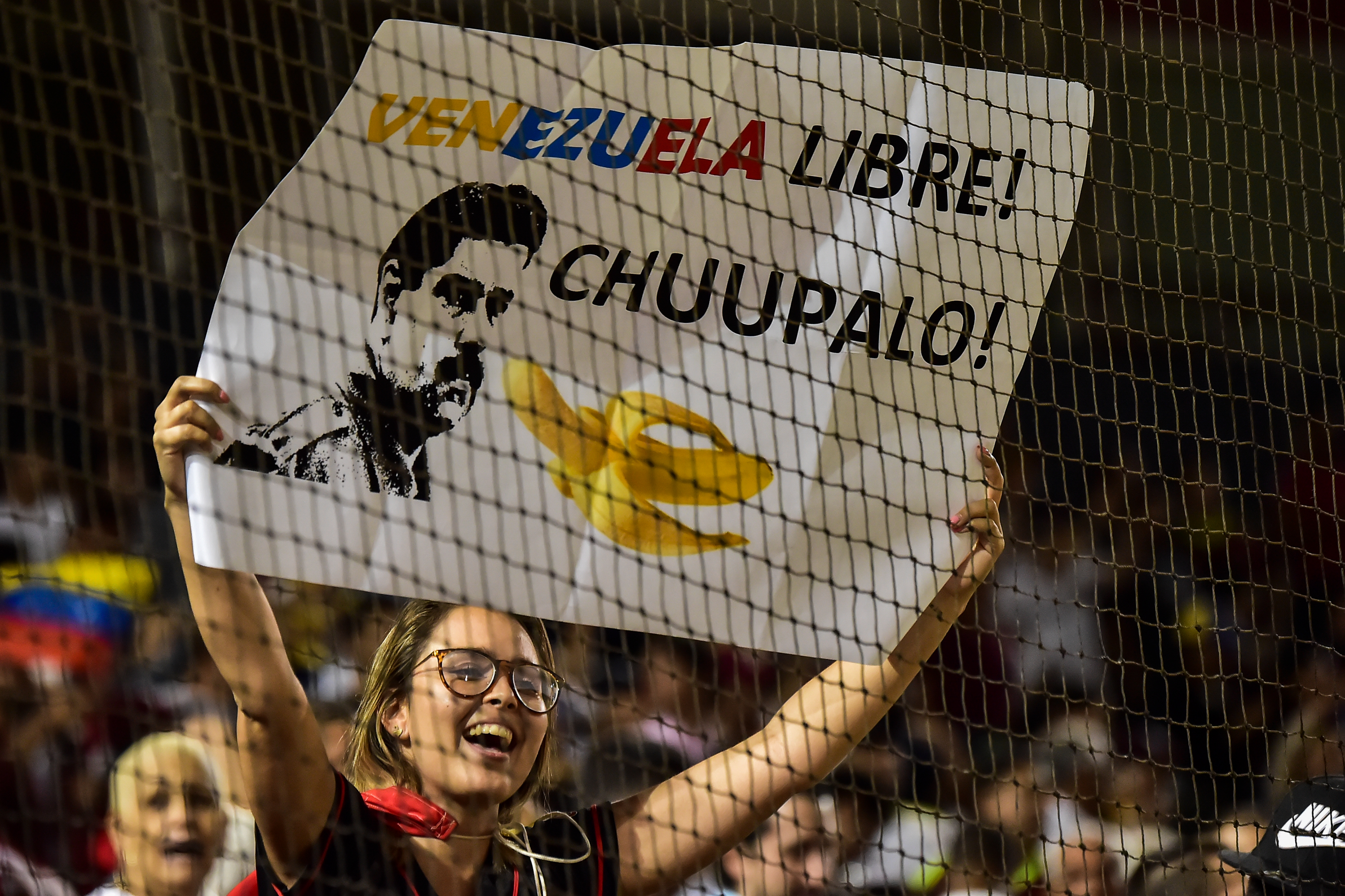 Una pancarta contra Maduro durante el partido (Luis ACOSTA / AFP)