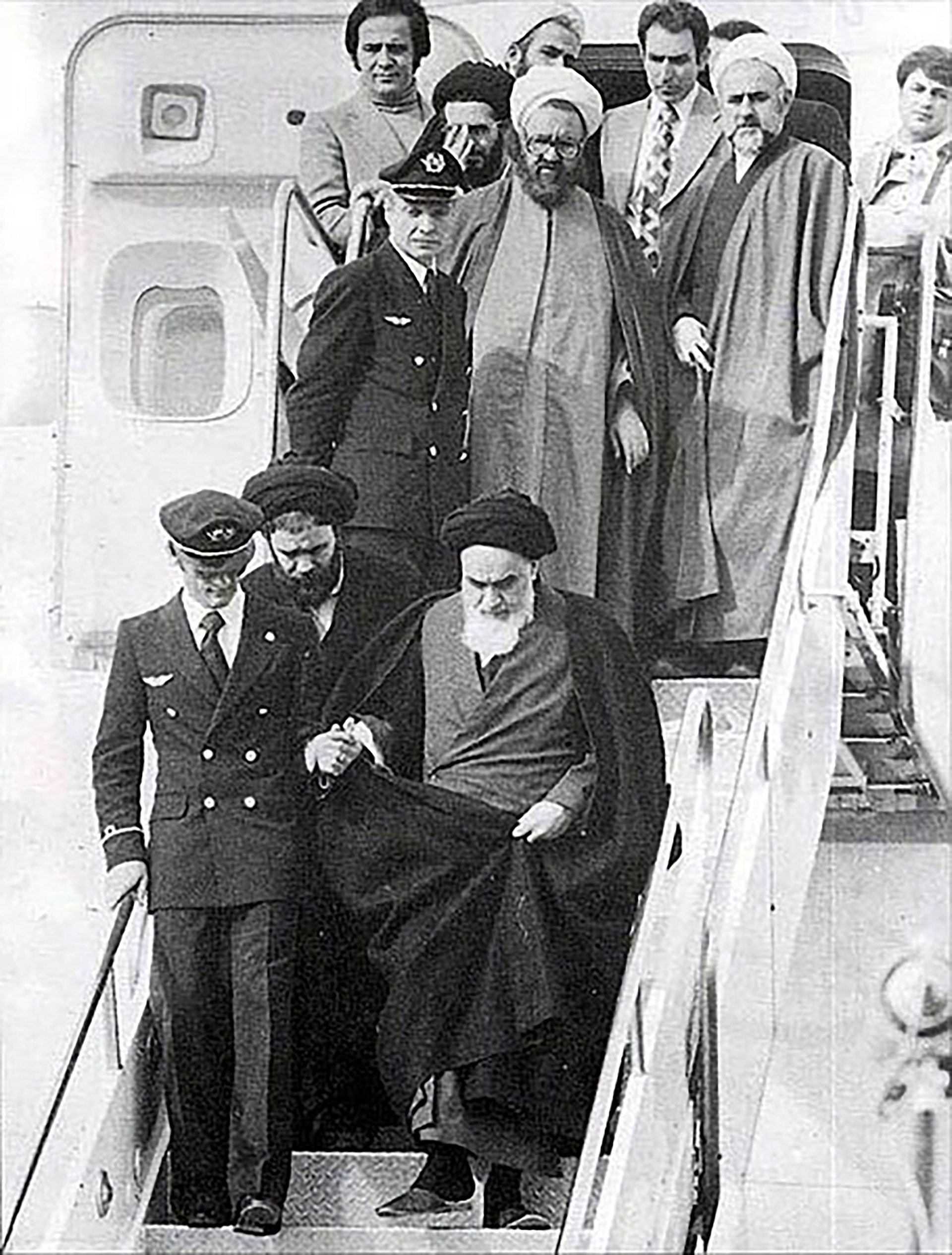 El ayatolá Ruhollah Khomeini desciende del avión que lo trajo de Francia tras 15 años de exilio