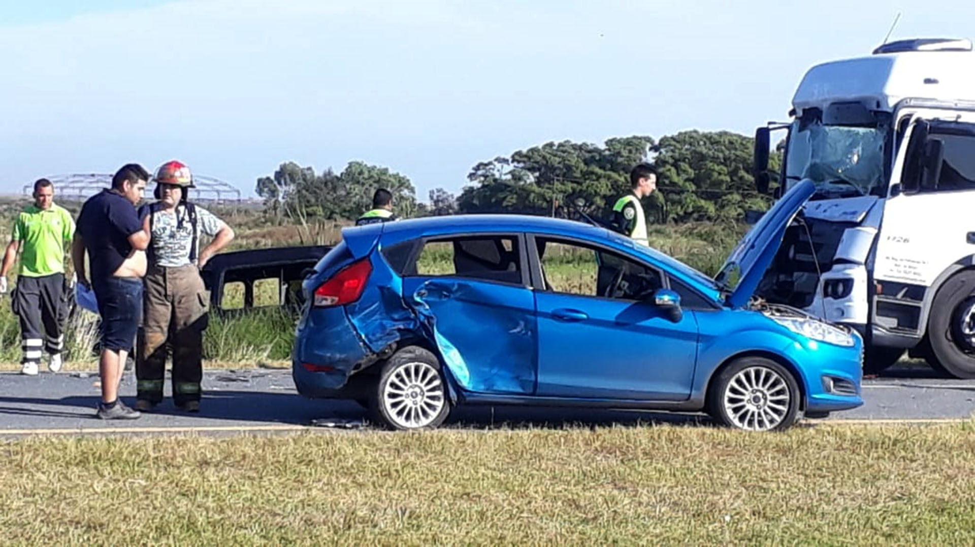 Un Ford Fiesta resultó dañado en uno de sus costados traseros (Ministerio de seguridad Provincia)