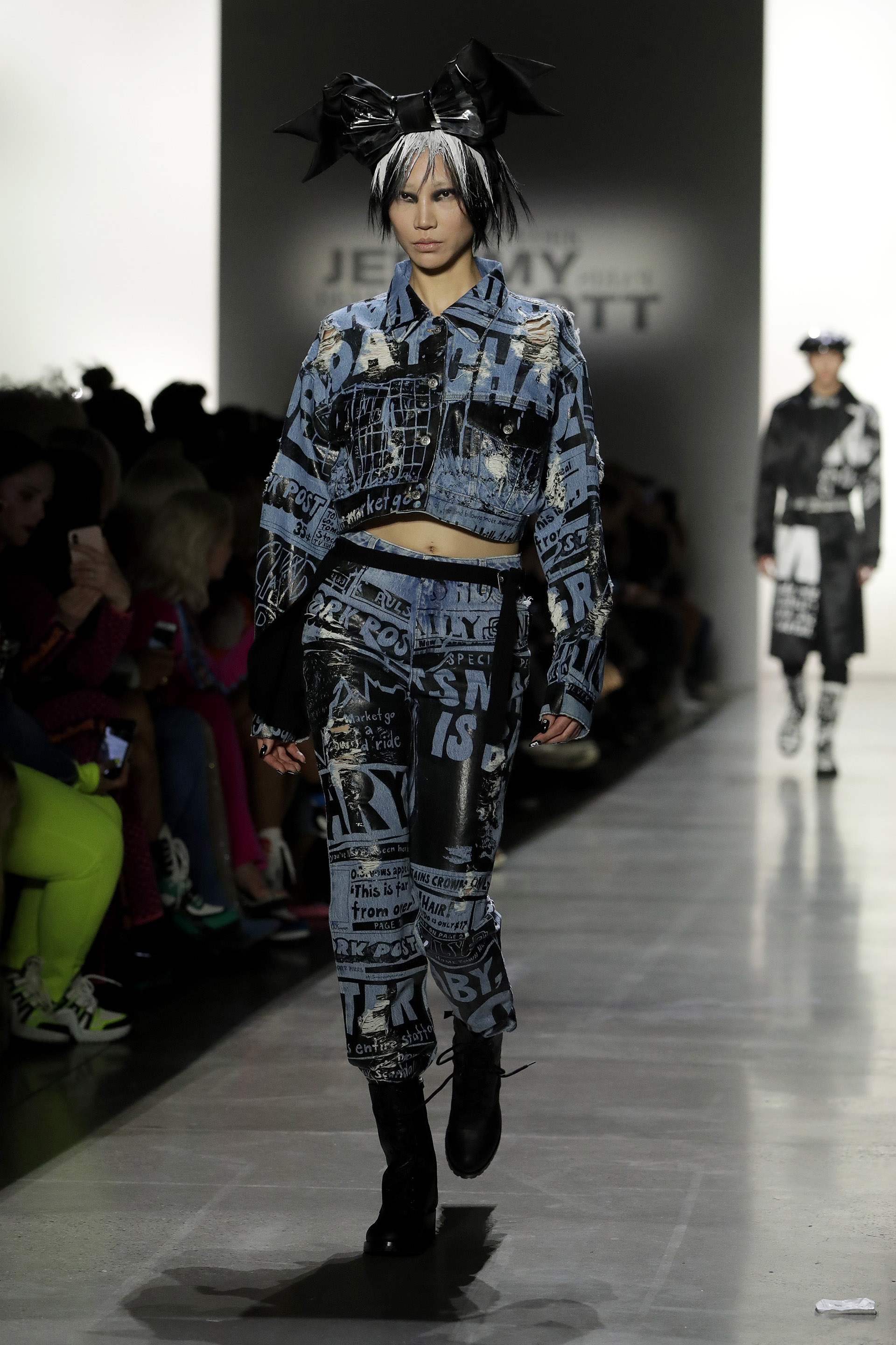 Un diseñador revolucionario como lo es Jeremy Scott presentó una colección donde todos sus modelos lucieron piezas estampadas con las tipografías de los diarios más importantes del mundo y frases. En pasarela, un conjunto de chaqueta crop y pantalón