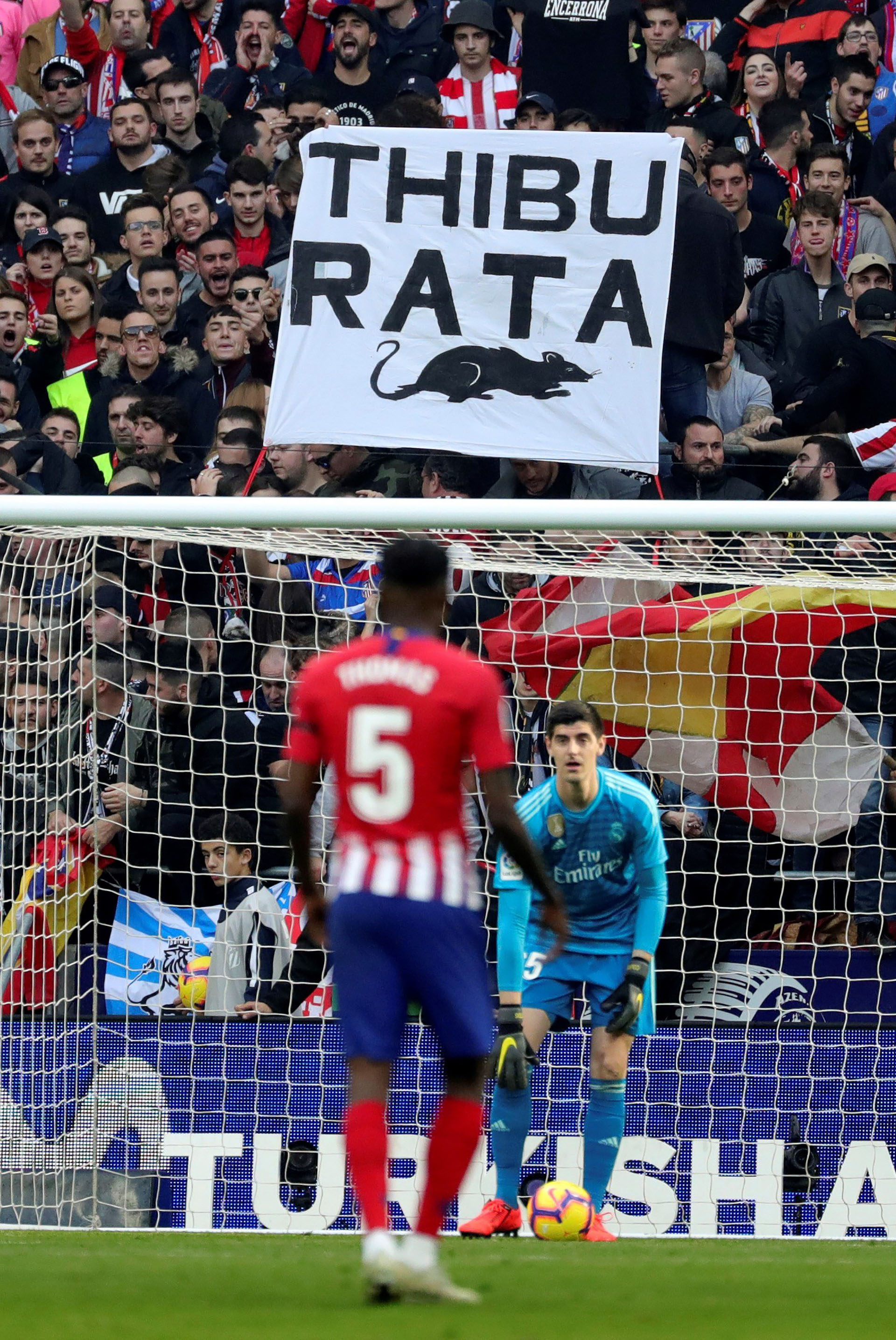 Una bandera en contra de Thibaut Courtois en las gradas del Wanda Metropolitano (EFE)