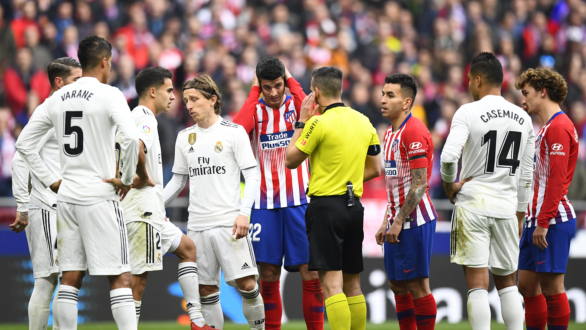 El árbitro Estrada Fernández no revisó las jugadas y confió en el criterio del VAR (AFP)