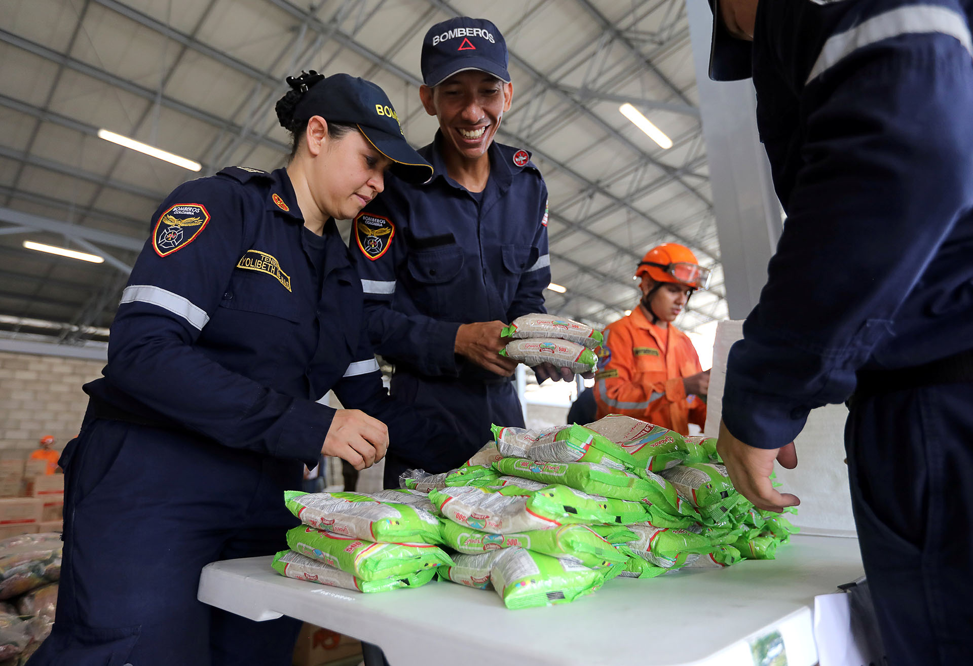 Bomberos colombianos trabajan en la organización. Nicolás Maduro dijo que no permitirá el “show” de la “falsa” ayuda humanitaria