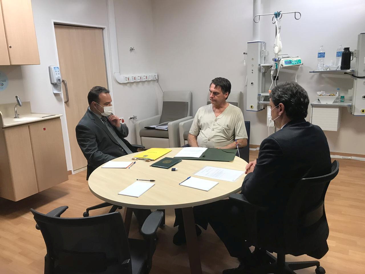 Jair Bolsonaro conversa con funcionarios en el hospital Albert Einsten en San Pablo (Reuters)