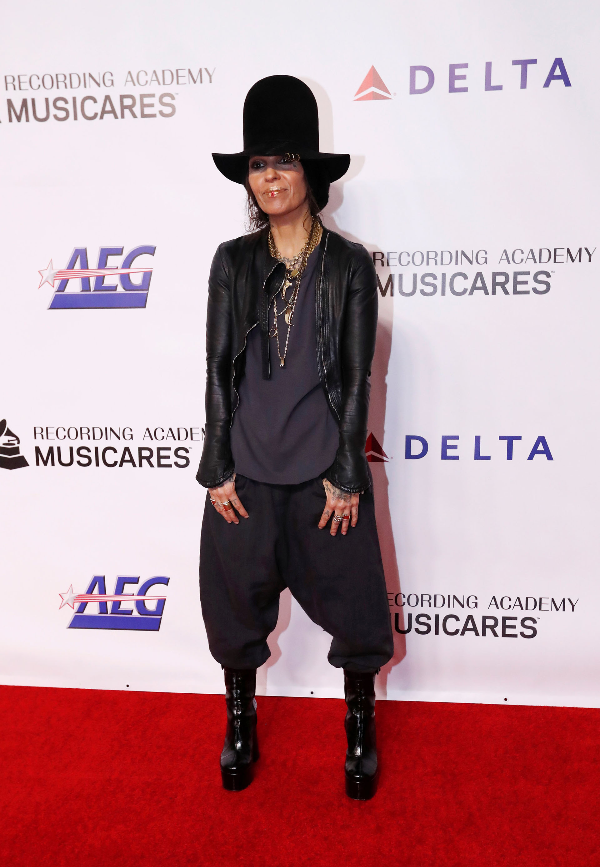 El original estilismo de la cantante Linda Perry
