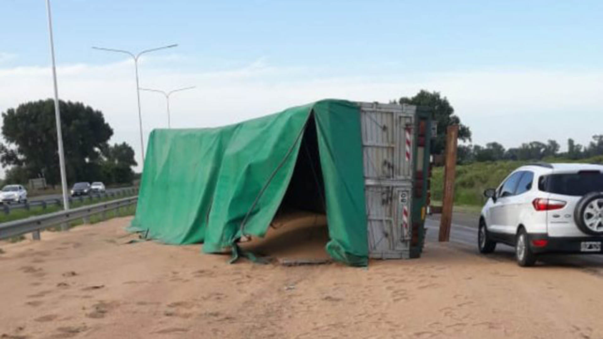 En el raid, Giuliano chocó un camión que perdió el control y volcó