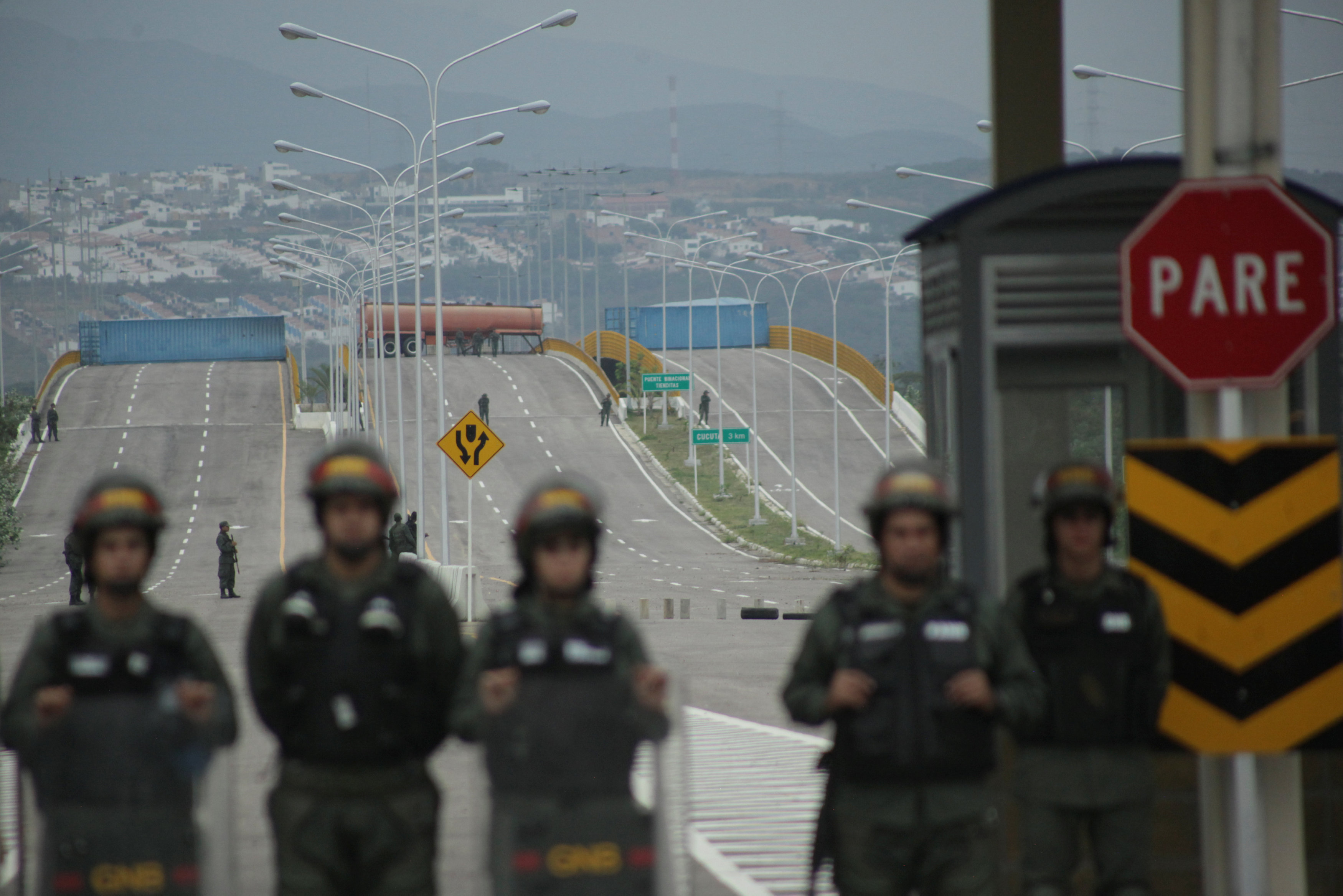 Miembros de la guardia venezolana bloquean una carretera que conecta con Colombia con el fin de impedir la ayuda humanitaria. (REUTERS/Carlos Eduardo Ramirez)
