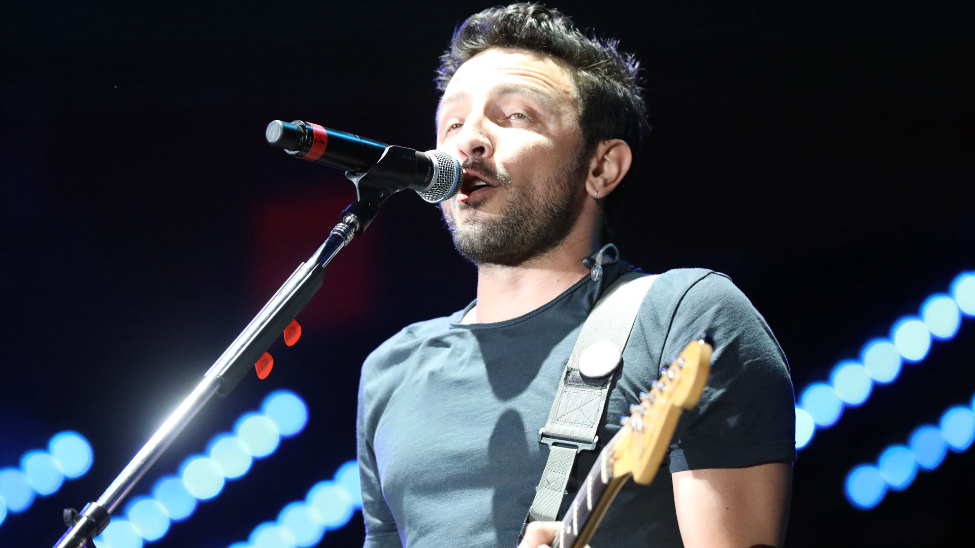 Emiliano Brancciari, líder de No Te Va Gustar. Los uruguayos demostraron una vez más que son una de las bandas de rock más convocantes del país (Mario Sar)