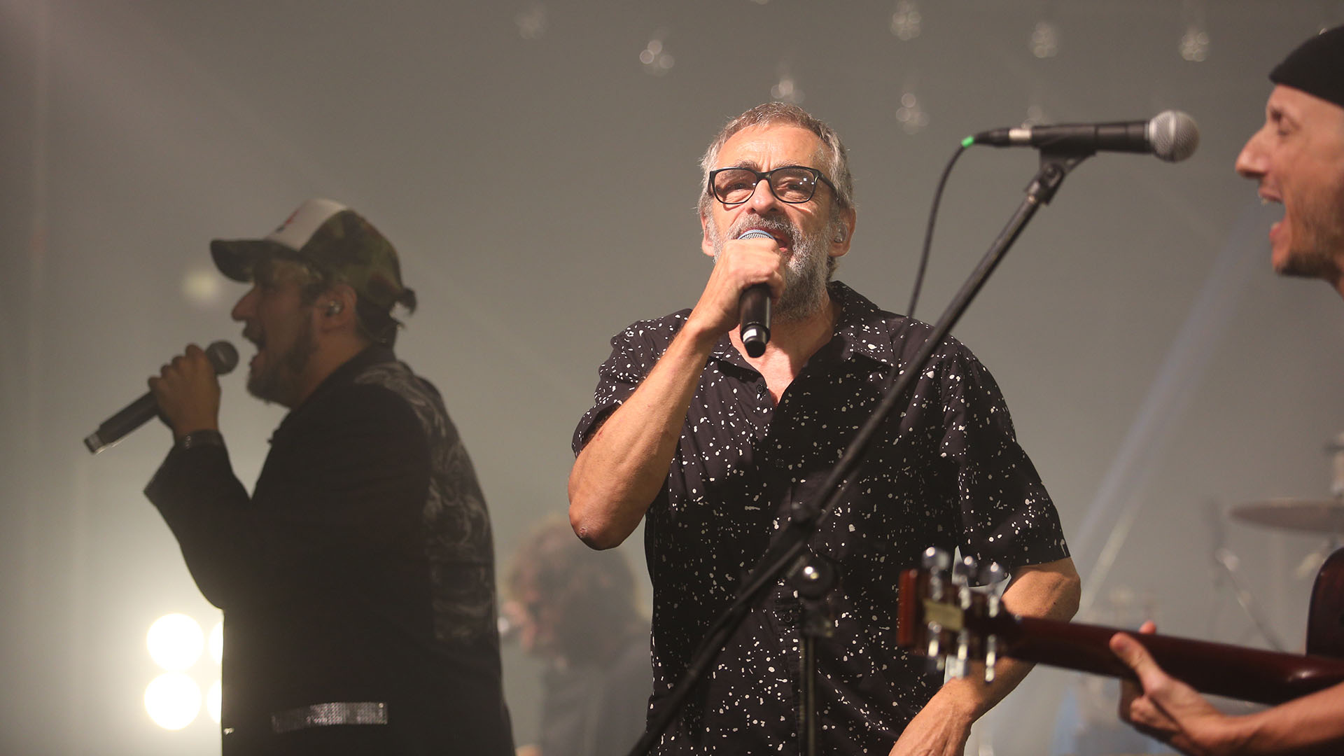 Los Auténticos Decadentes levantaron la fiesta del Cosquín Rock con su kermesse unplugged musicalizada por una catarata de hits reversionados (Mario Sar)