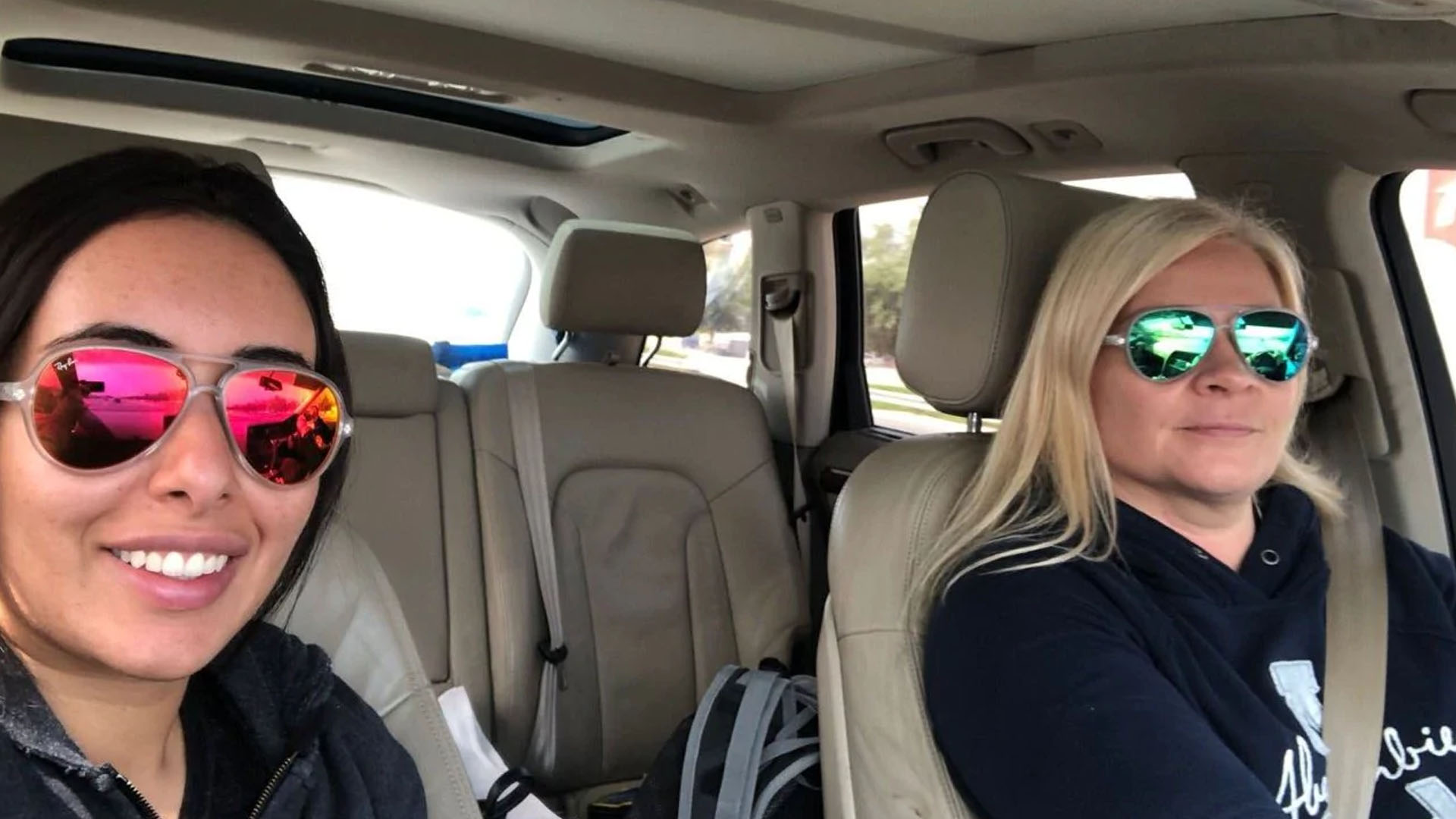 La sheika Latifa, princesa de Emiratos Arabes Unidos, junto Tiina Jauhiainen, la finlandesa instructora de capoeira con quien intentó escapar. La selfie la tomaron cuando comenzaron con la frustrada huida