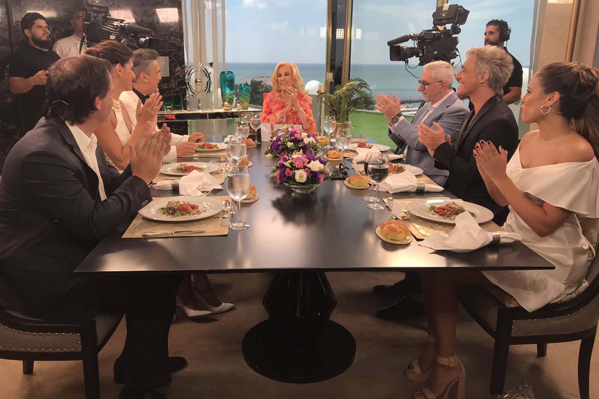 Mirtha, con sus invitados de este domingo; a su derecha se sentaron Nito y Milone (Foto: Twitter)
