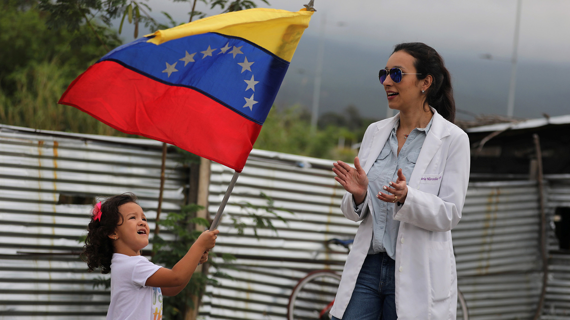 Los médicos venezolanos se pusieron a disposición del equipo de Juan Guaidó para colaborar en el reparto de la ayuda humanitaria (REUTERS/Luisa Gonzalez)