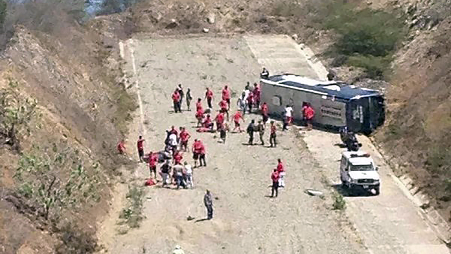 El micro que trasportaba a los jugadores de Huracán volcó poco antes de llegar al aeropuerto de Caracas (NA)