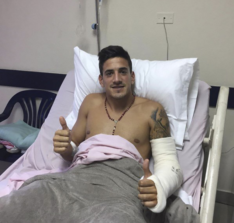 Fotografía de la cuenta de Twitter del delantero de Huracán, Diego Mendoza, hospitalizado en Venezuela luego del accidente ocurrido ayer. Pato Toranzo fue el otro futbolista que más padeció el accidente (NA)