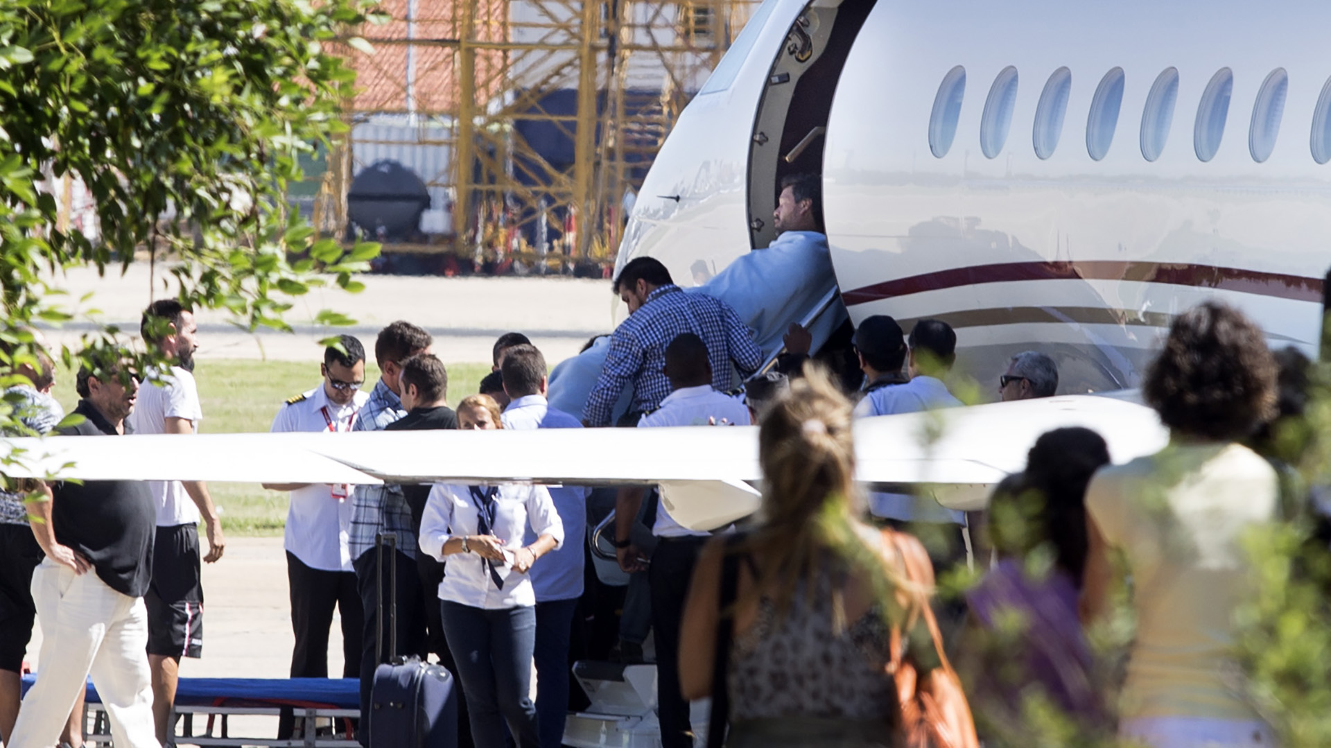 El preparador físico Pablo Santela baja del avión sanitario que lo trajo de Venezuela luego del accidente sufrido por el plantel de Huracán (NA)