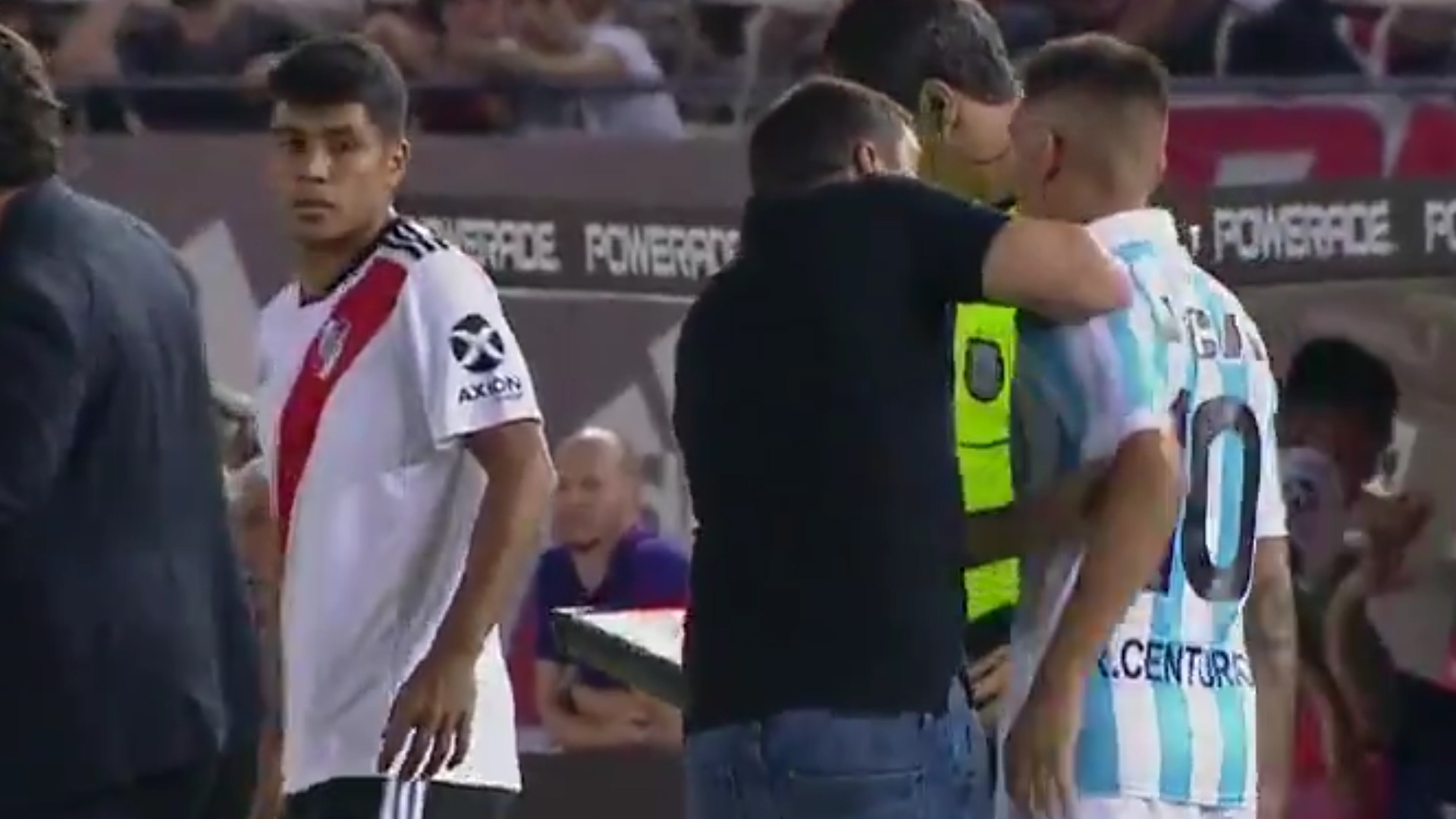 En el Monumental se produjo el incidente entre el jugador y Chacho Coudet