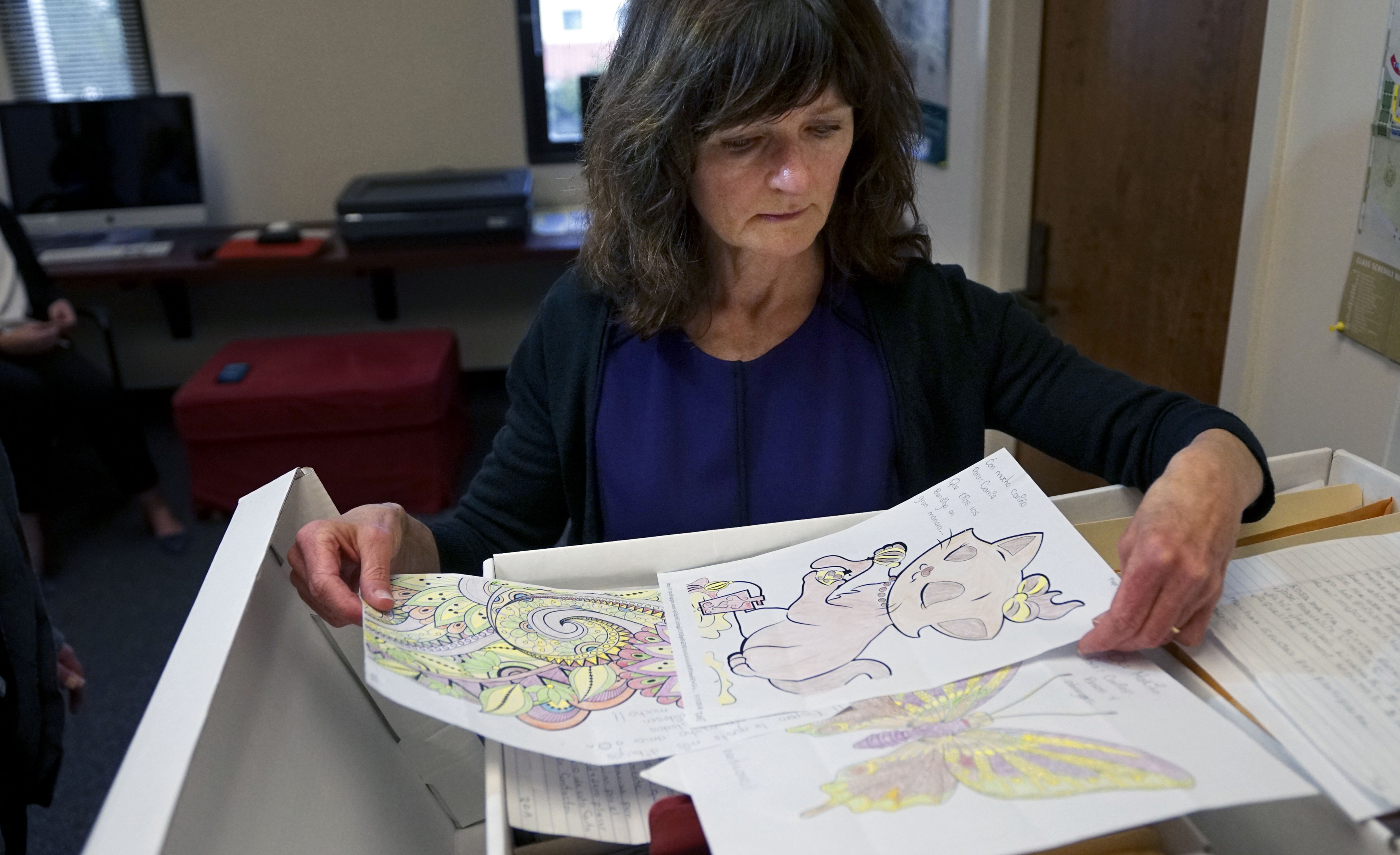 Lisa Lamont, de la Universidad de San Diego State University, ordena cartas que serán enviadas a los migrantes detenidos. (Sandy Huffaker/The New York Times)