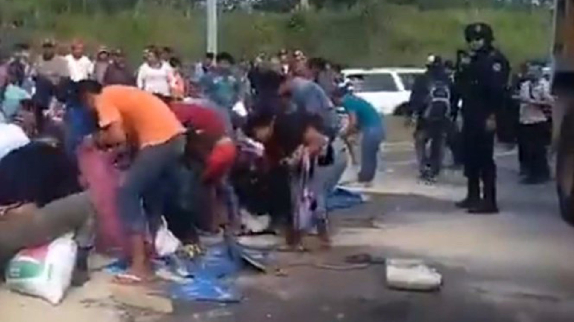 Se observa a la población robando el azúcar (Foto: Especial)