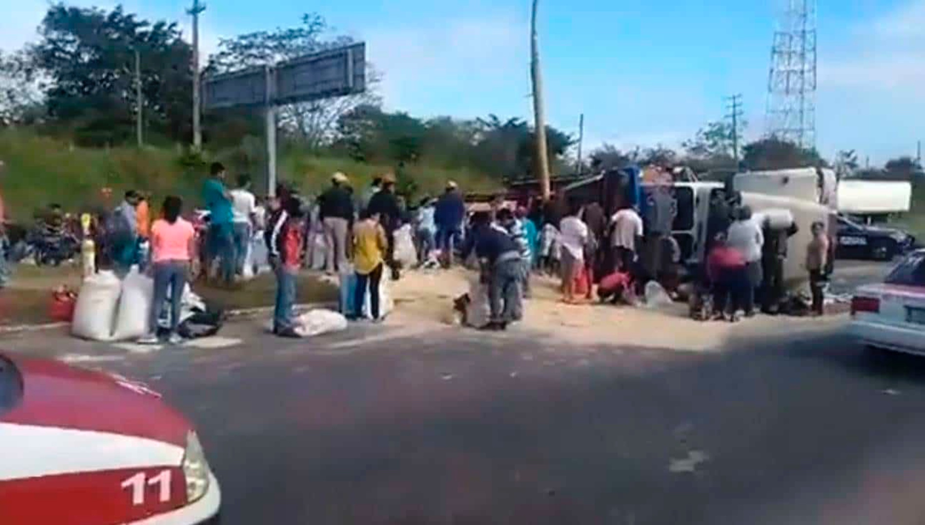 Las autoridades no pudieron evitar que la gente se llevara el insumo (Foto: Especial)