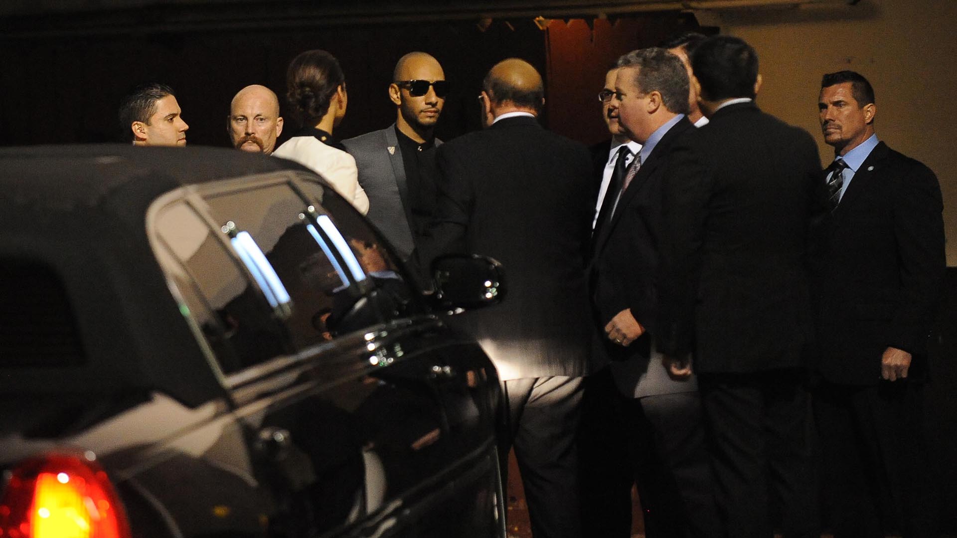 Invitados a la gala de los Grammy en la puerta trasera del Beverly Hilton Hotel, donde la cantante fue encontrada muerta (AFP PHOTO ROBYN BECK)