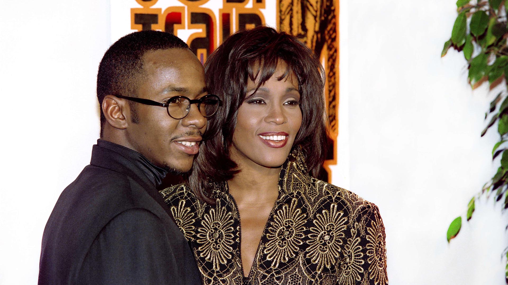 Whitney Houston y su esposo Bobby Brown en 1994 (AFP PHOTO VINCE BUCCI)
