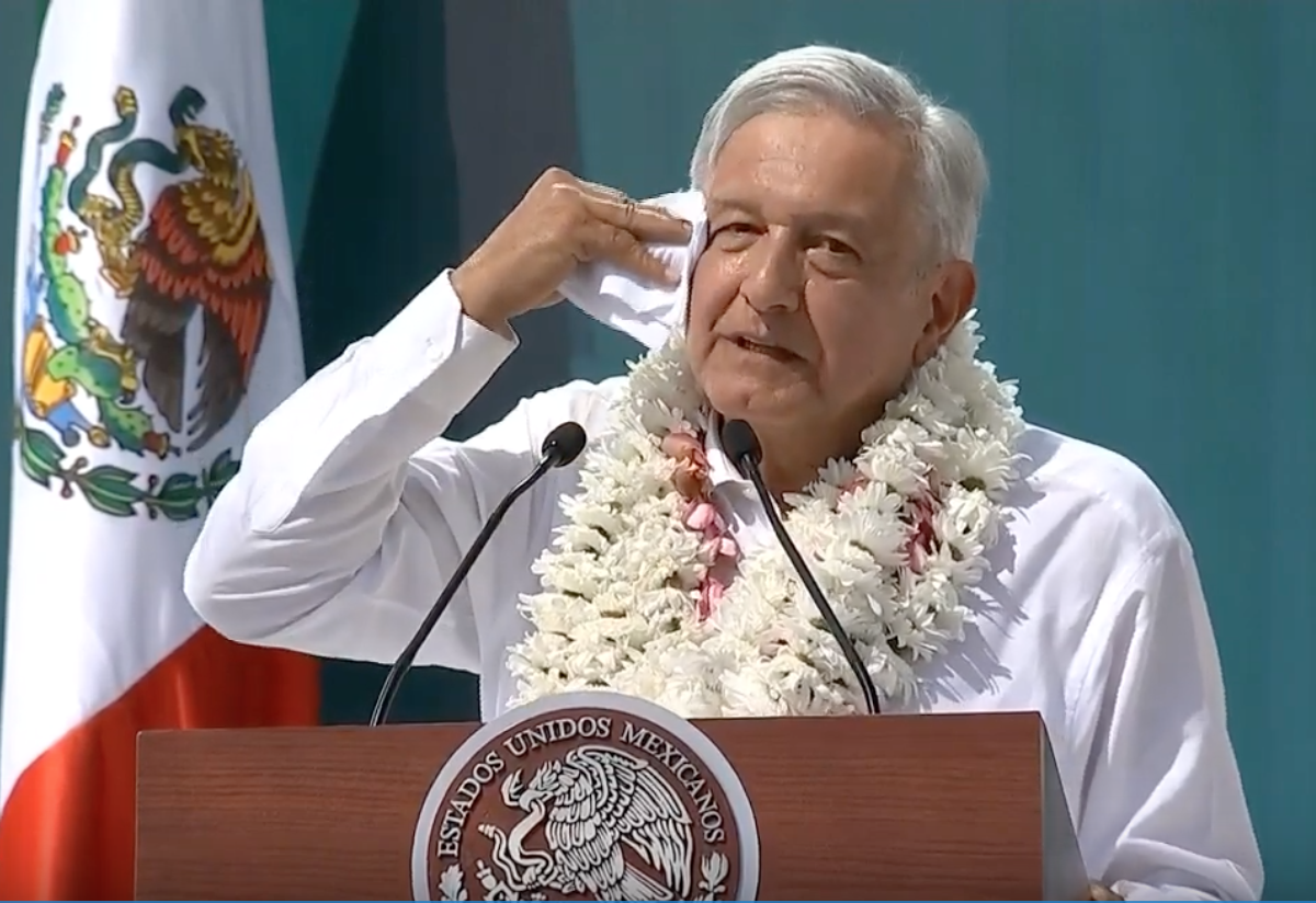 Andrés Manuel López Obrador defendió el método de la consulta para decidir sobre el futuro de la termoeléctrica. (Foto: Especial)