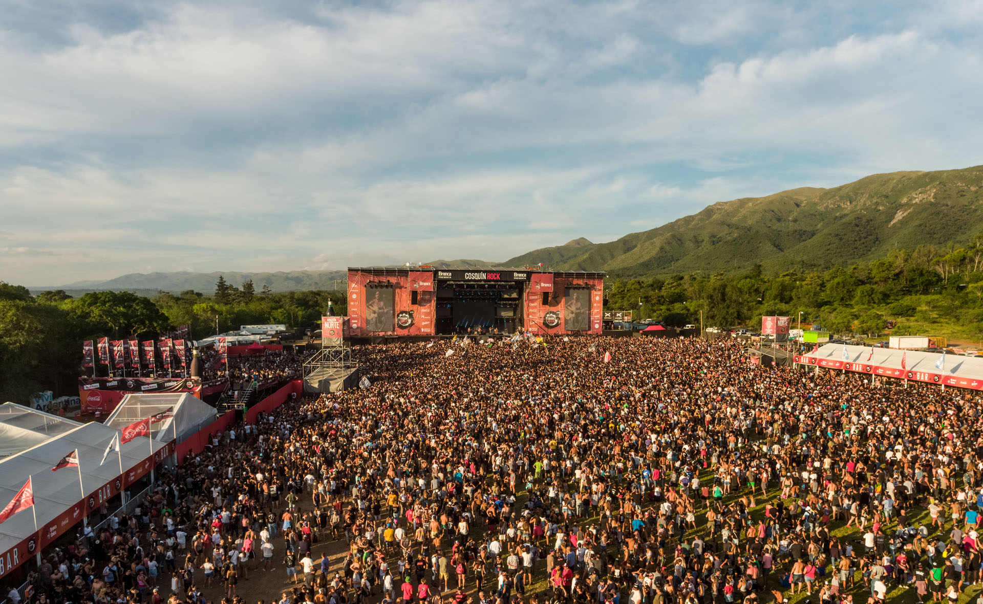 Una multitud entre las sierras, cautiva por el rock. 55 mil personas presenciaron la jornada del domingo; 120 mil hubo entre los dos días (Cosquín Rock / Sepia Foto Agencia)
