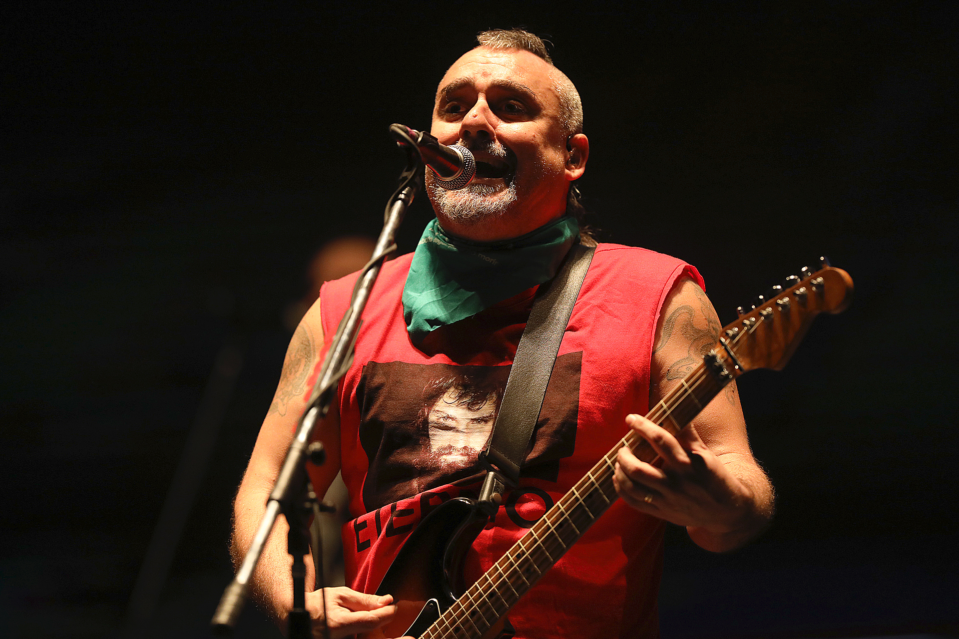 Pulpul, líder de Ska-P, encabezó el baile y la denuncia que propone su banda con letras explícitas y satíricas. Lució una remera con el rostro de Mariano Ferreyra y le dedicó una canción (Mario Sar)