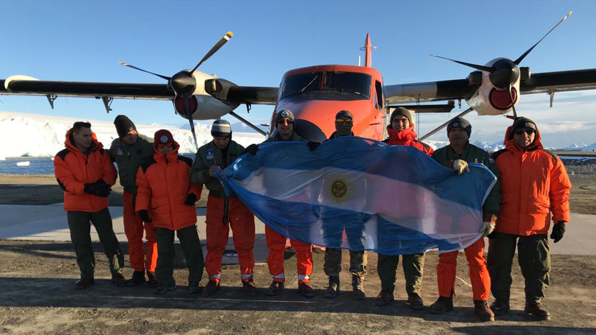 Los tripulantes del avión que viajaron en el vuelo histórico