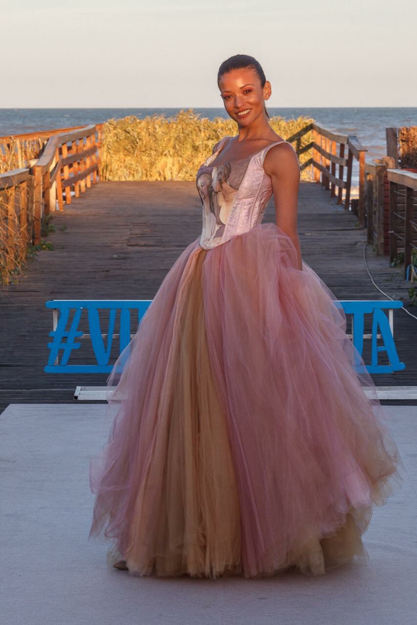 Carolina Puntonet enfundada en un vestido de Verónica de la Canal