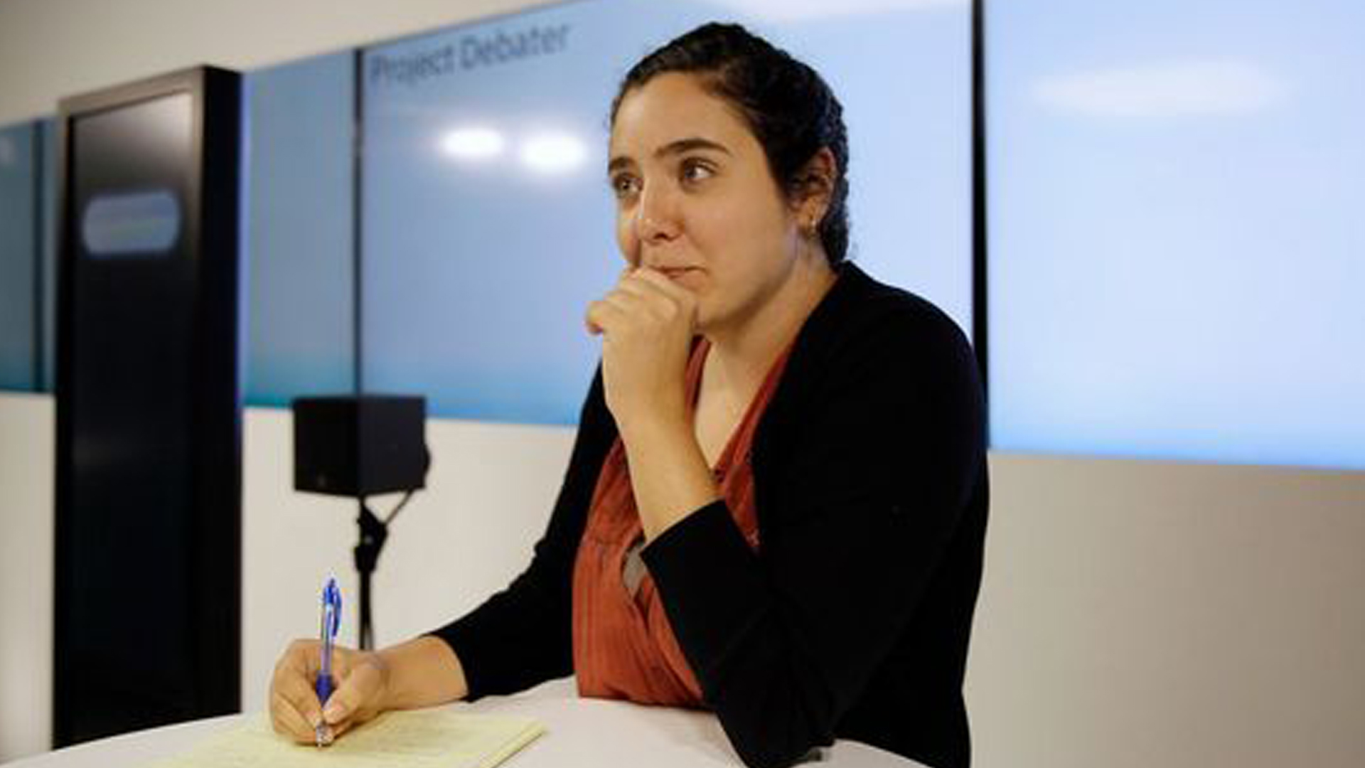 Debater contra la campeona israelí Noa Ovadia en junio de 2018.