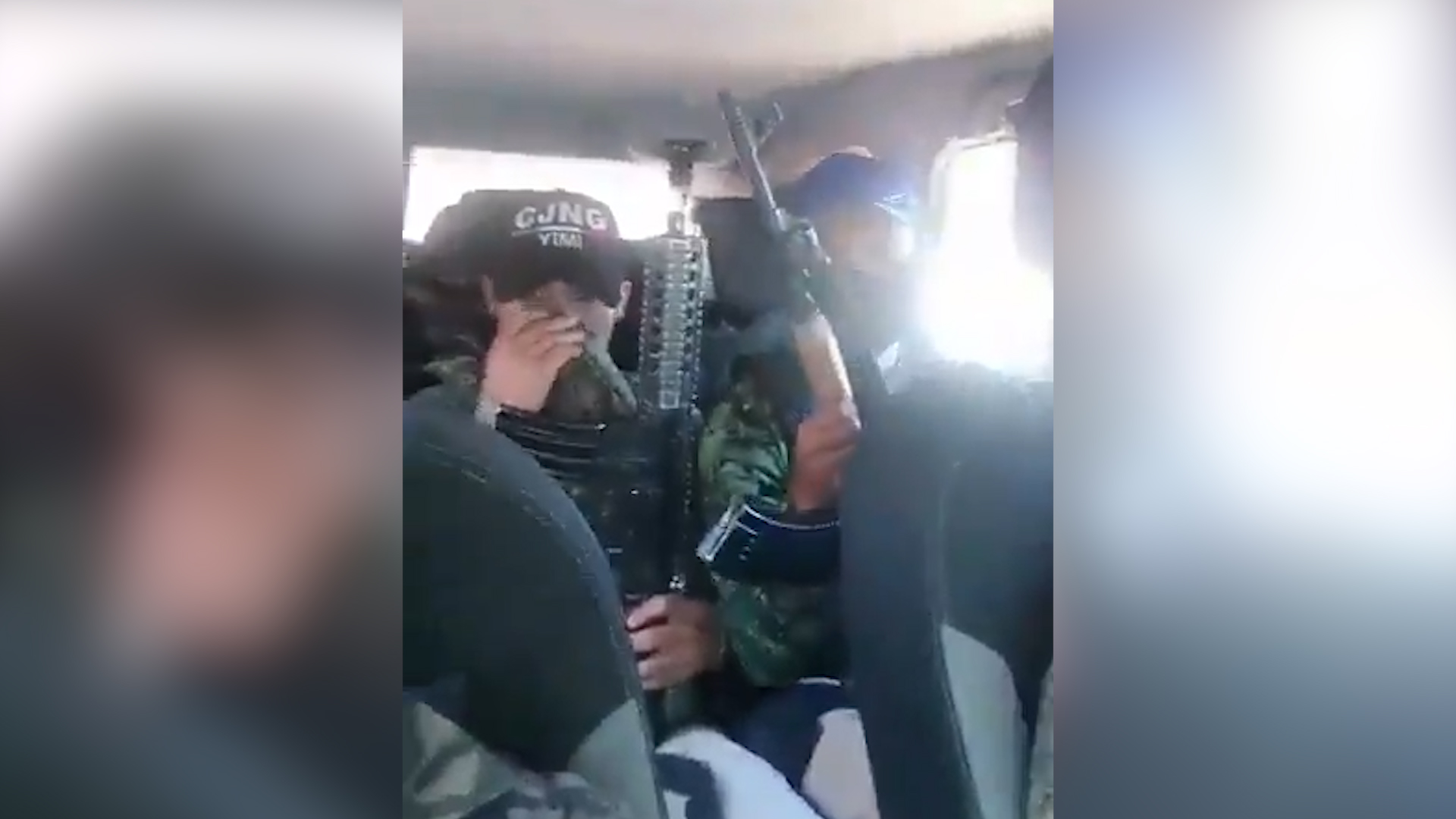 En el video aparecen 5 sujetos que viajan a bordo de una camioneta (Foto: captura de pantalla)