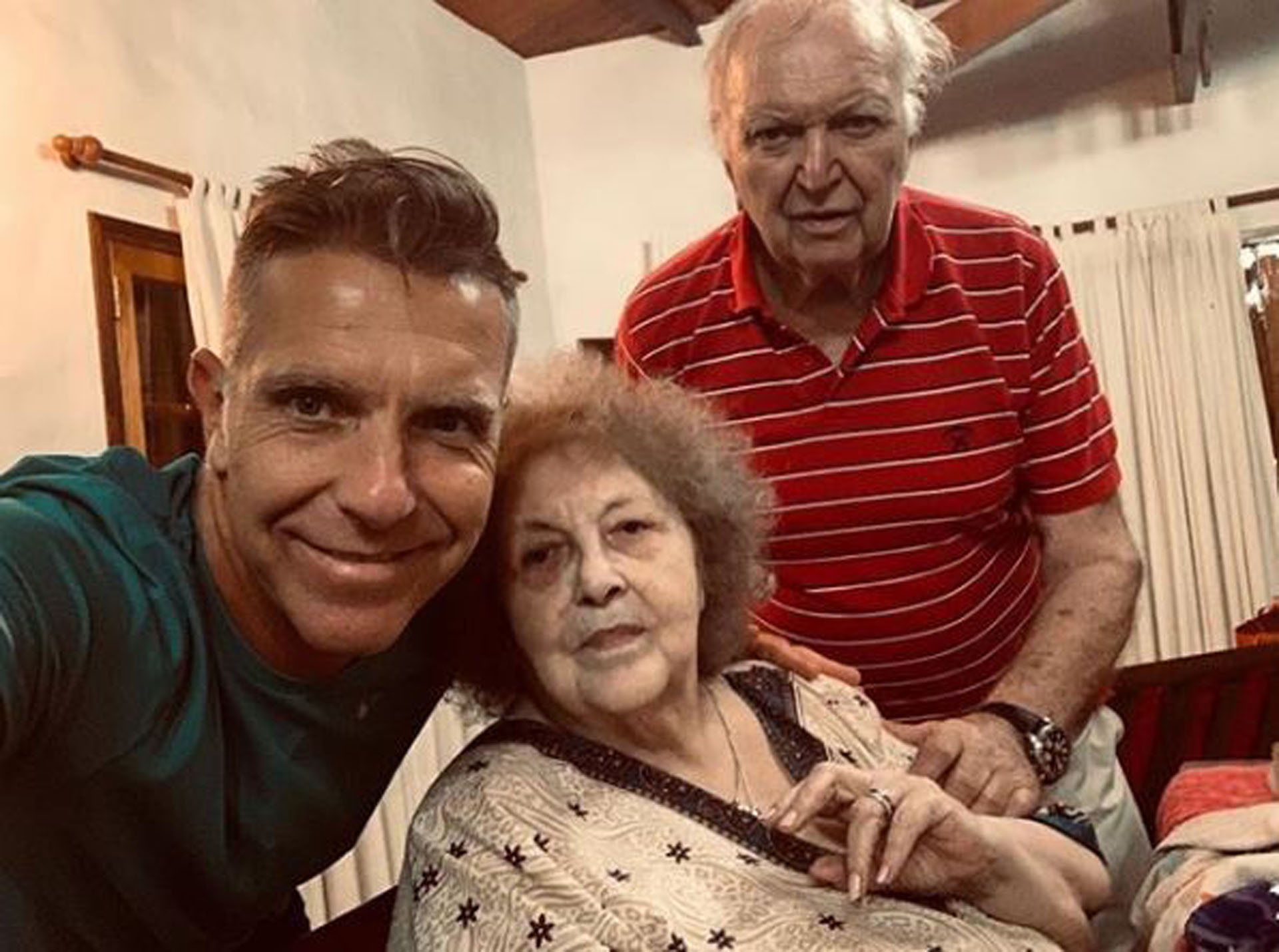El conductor con sus padres