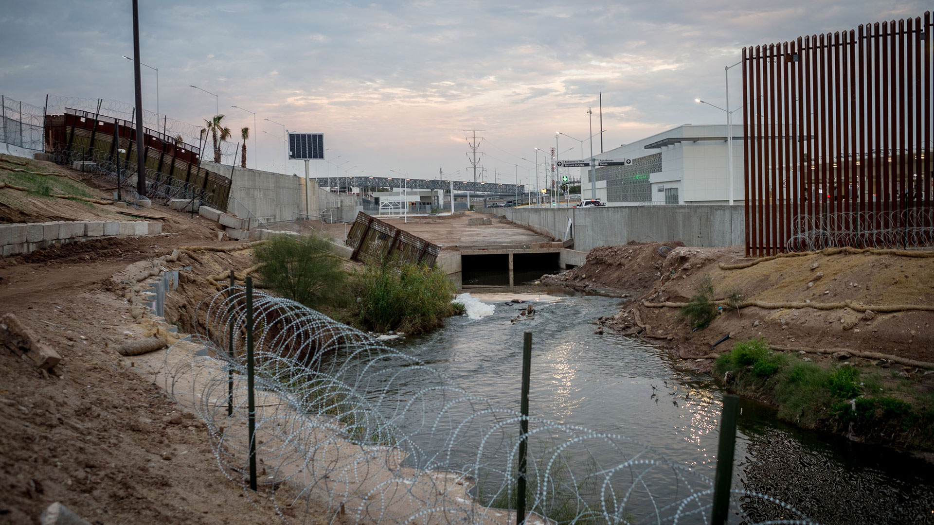 El New River, contaminado, cerca de la frontera entre Calexico y Mexicali (New York Times)