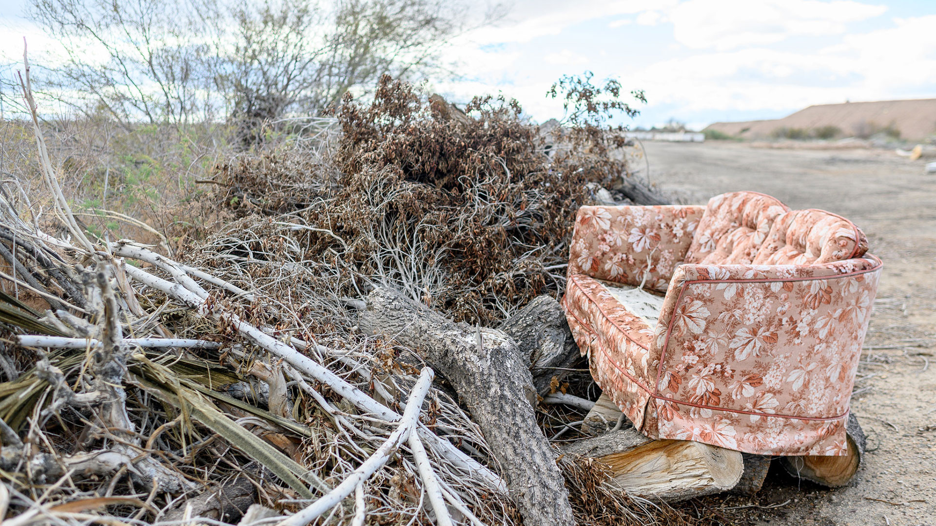 Basura cerca del New River, en Brawley (New York Times)