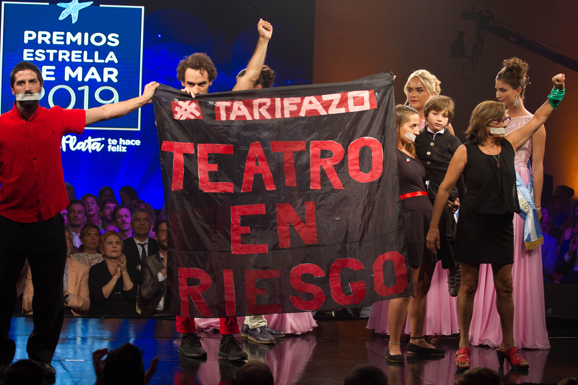La bandera que desplegaron los referentes del teatro El Séptimo Fuego (Cintia Haag)