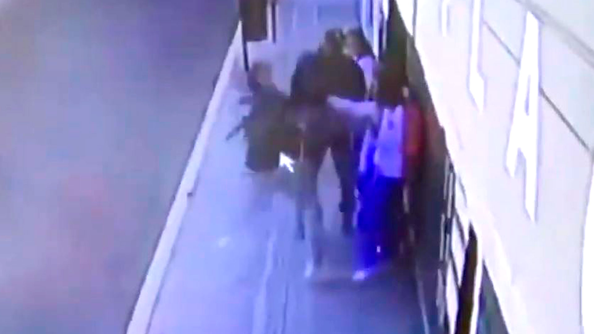 Estudiantes universitarios en Puebla ahuyentaron a ladrones con una pistola eléctrica (Foto: YouTube pueblaonlinevideos)