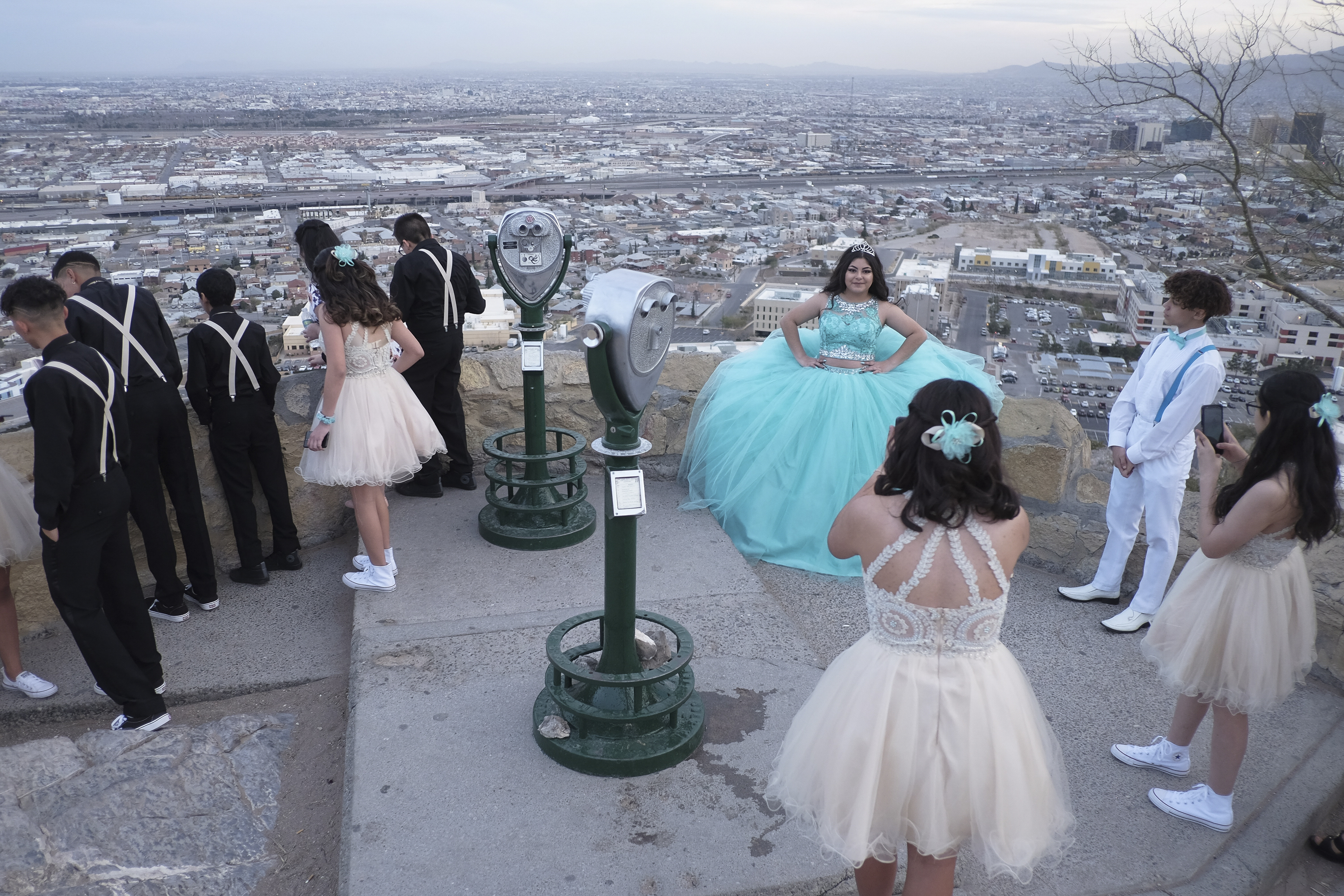 Samantha Tellez celebra su quinceañera en el lugar más escenográfico de El Paso, Texas (Jessica Lutz/The New York Times)