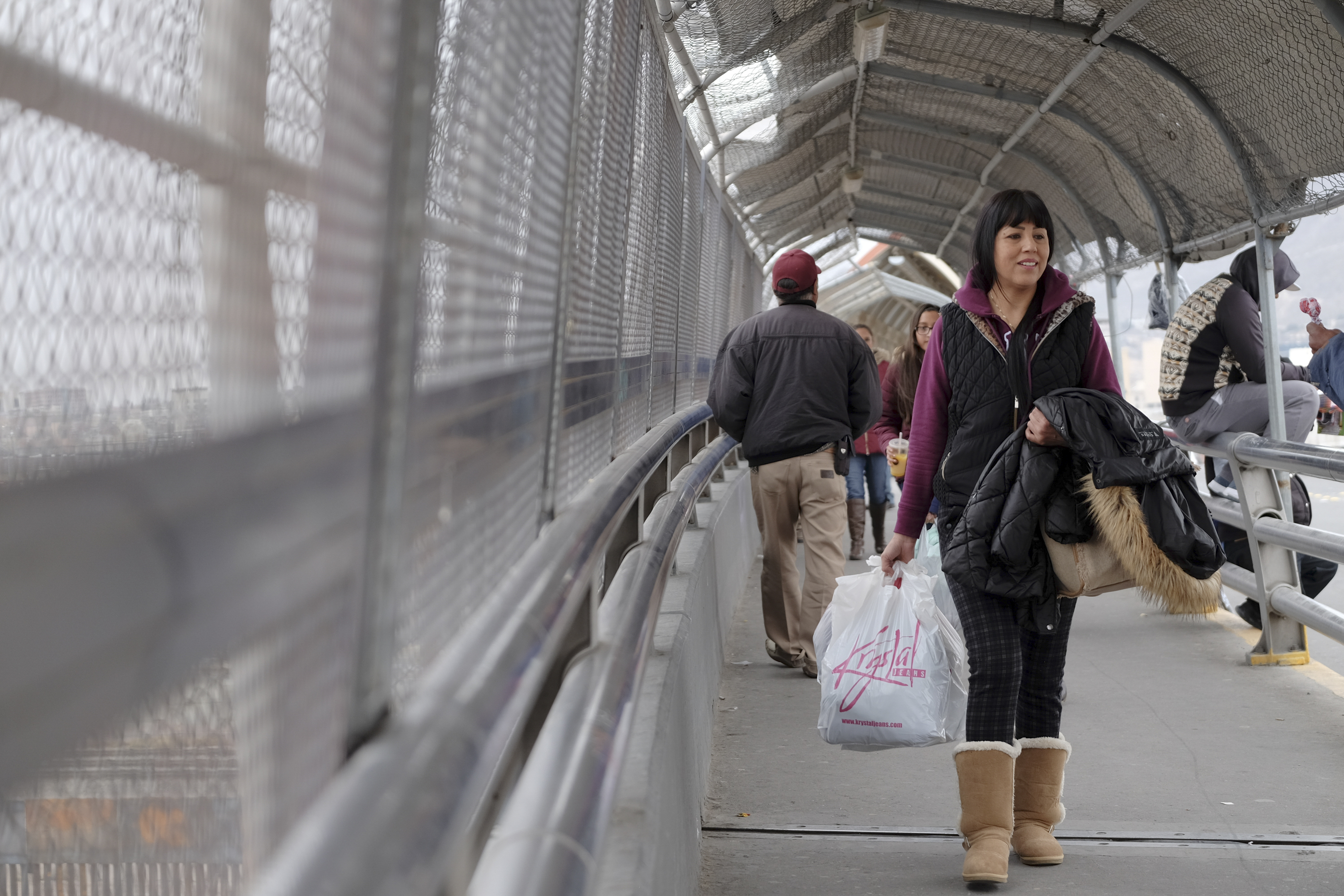 Transeuntes en el Puente Internacional Paso del Norte entre El Paso y Ciudad Juarez (Jessica Lutz/The New York Times)