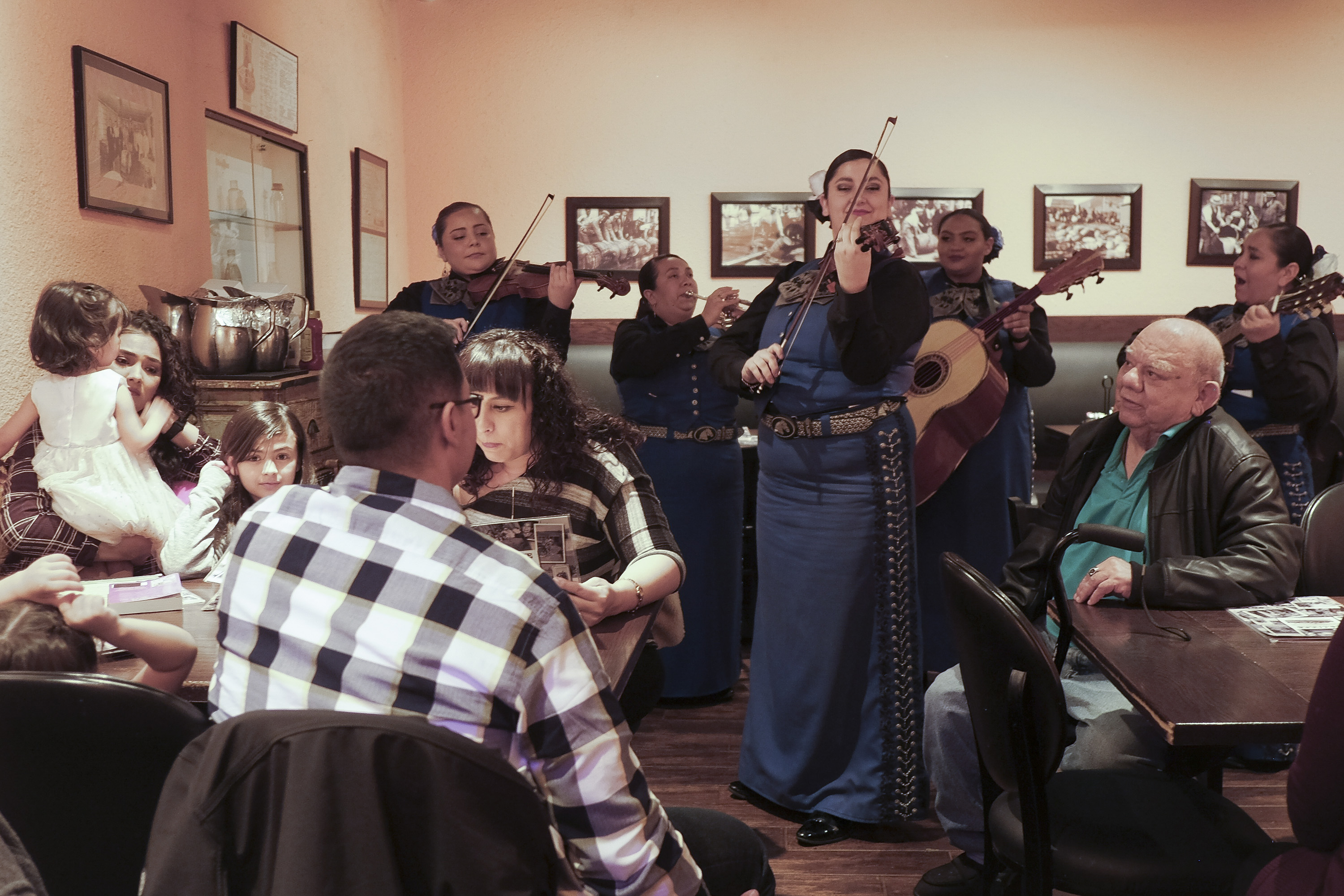 Músicos se exhiben en el L&J Cafe de El Paso, Texas. (Jessica Lutz/The New York Times)