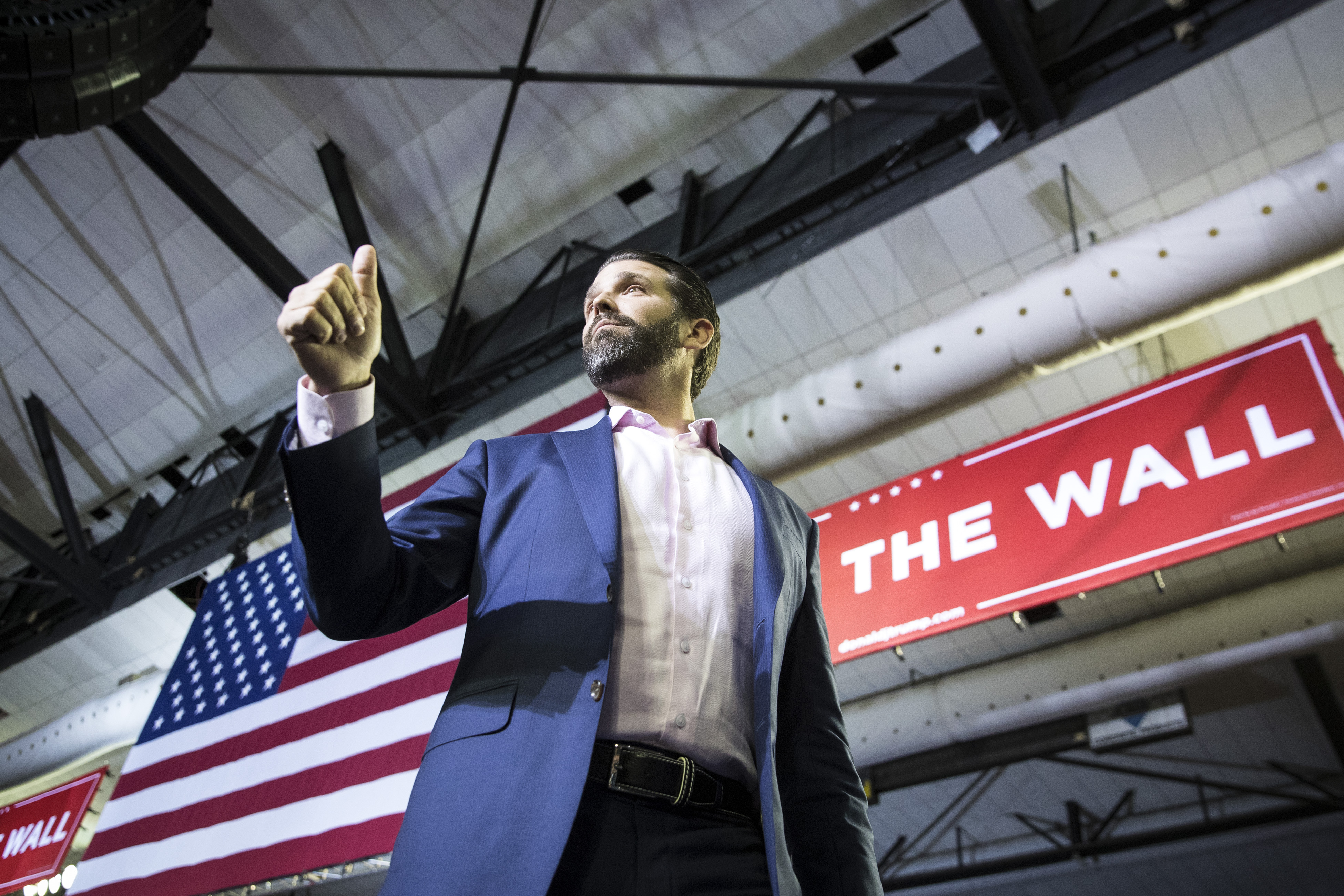 Donald Trump Jr. en el escenario antes del discurso del padre. (Sarah Silbiger/The New York Times)
