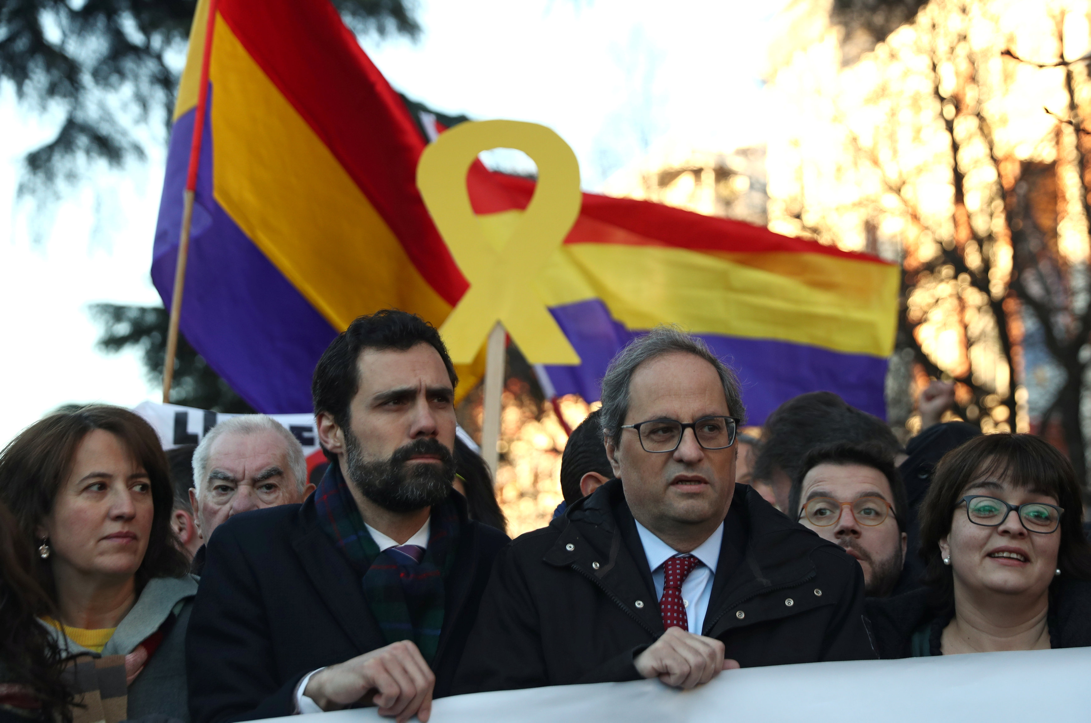 Roger Torrent y Quim Torra, actualies autoridades de Cataluña, se manifestaron en las afueras del tribunal (REUTERS/Sergio Perez)