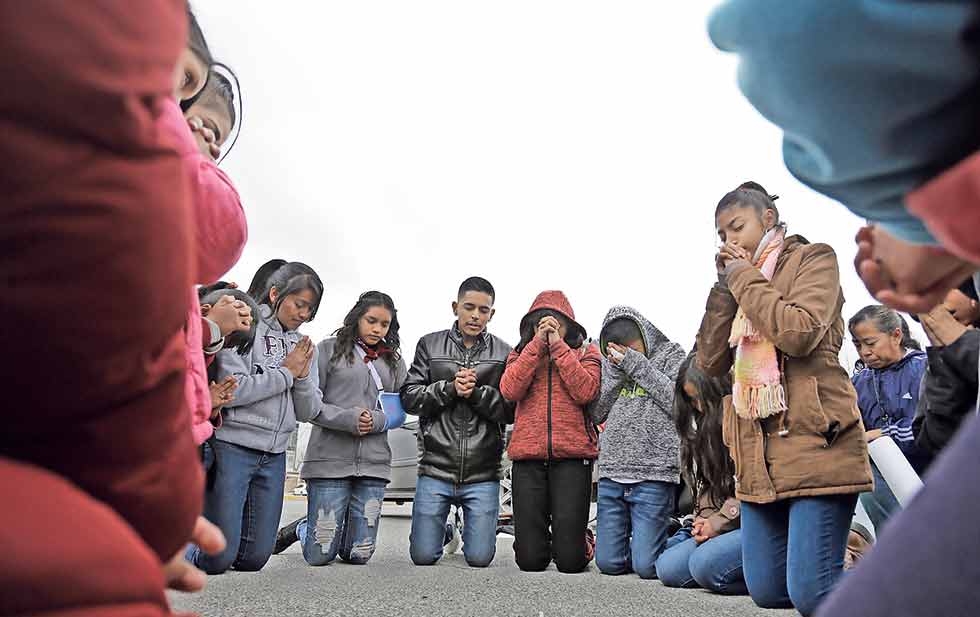Los feligreses de la parroquia de Santa María de la Montaña se reunieron frente al penal para rezar por la libertad del padre Baca.