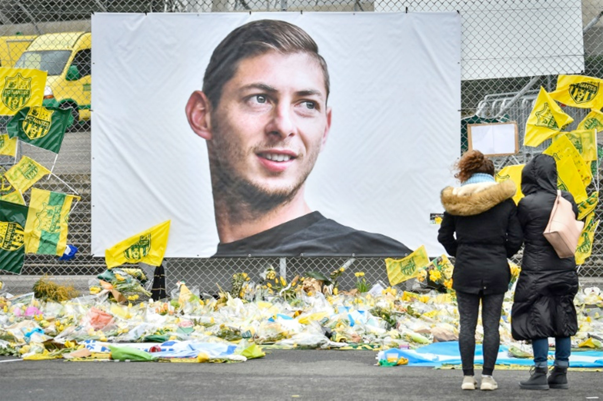 Flores en homenaje al argentino Emiliano Sala en el estadio Beauvoir de Nantes, Francia, el 8 de febrero de 2019 (AFP – LOIC VENANCE)