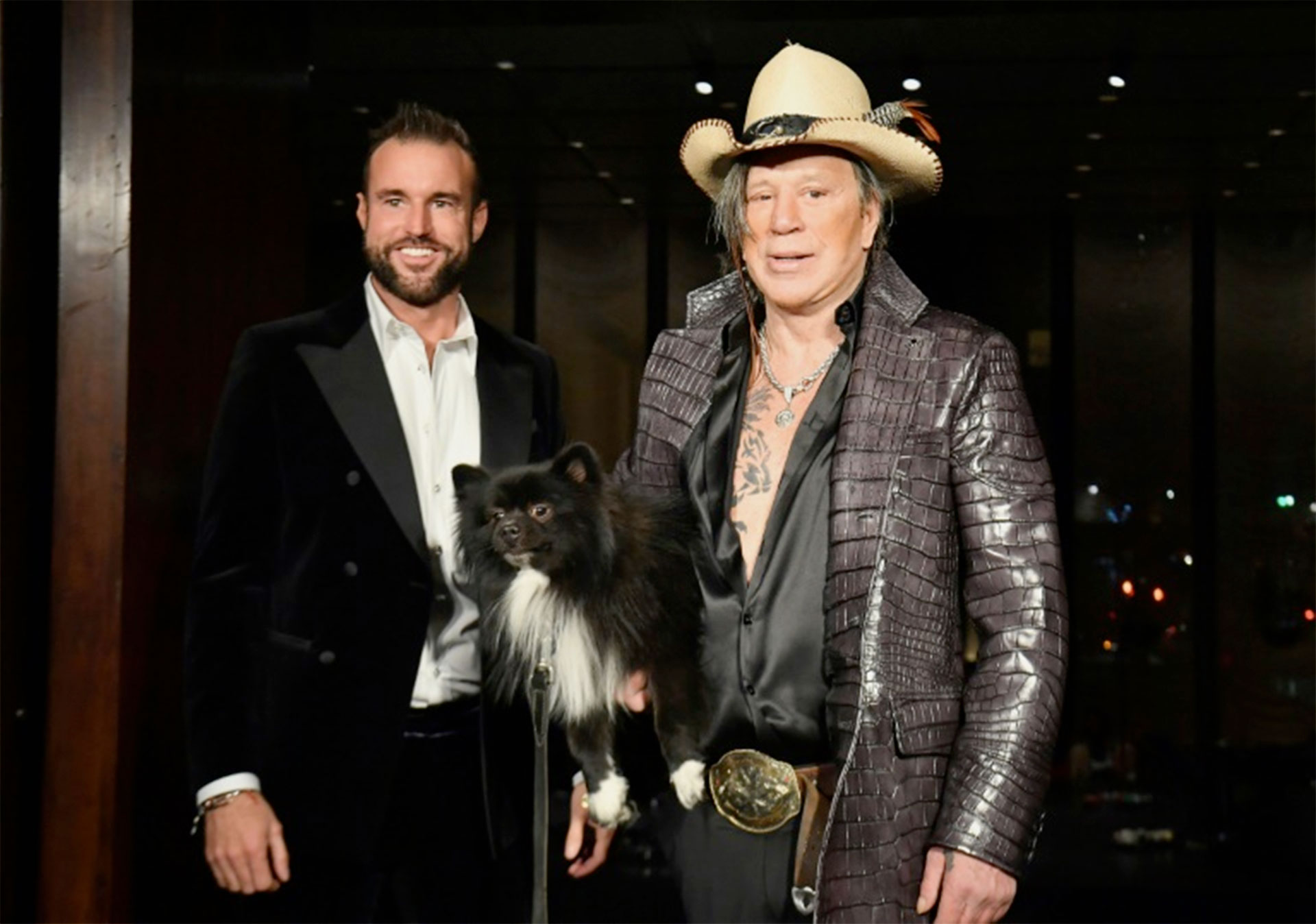 El diseñador Philipp Plein con el actor Mickey Rourke (AFP – Angela Weiss)