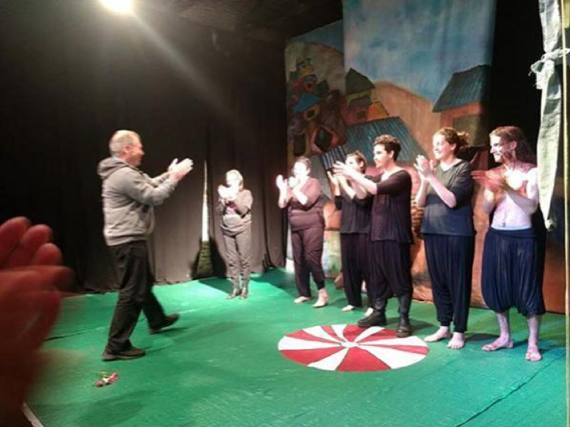 Durante una clase de teatro en El Séptimo Fuego (Foto: Instagram)